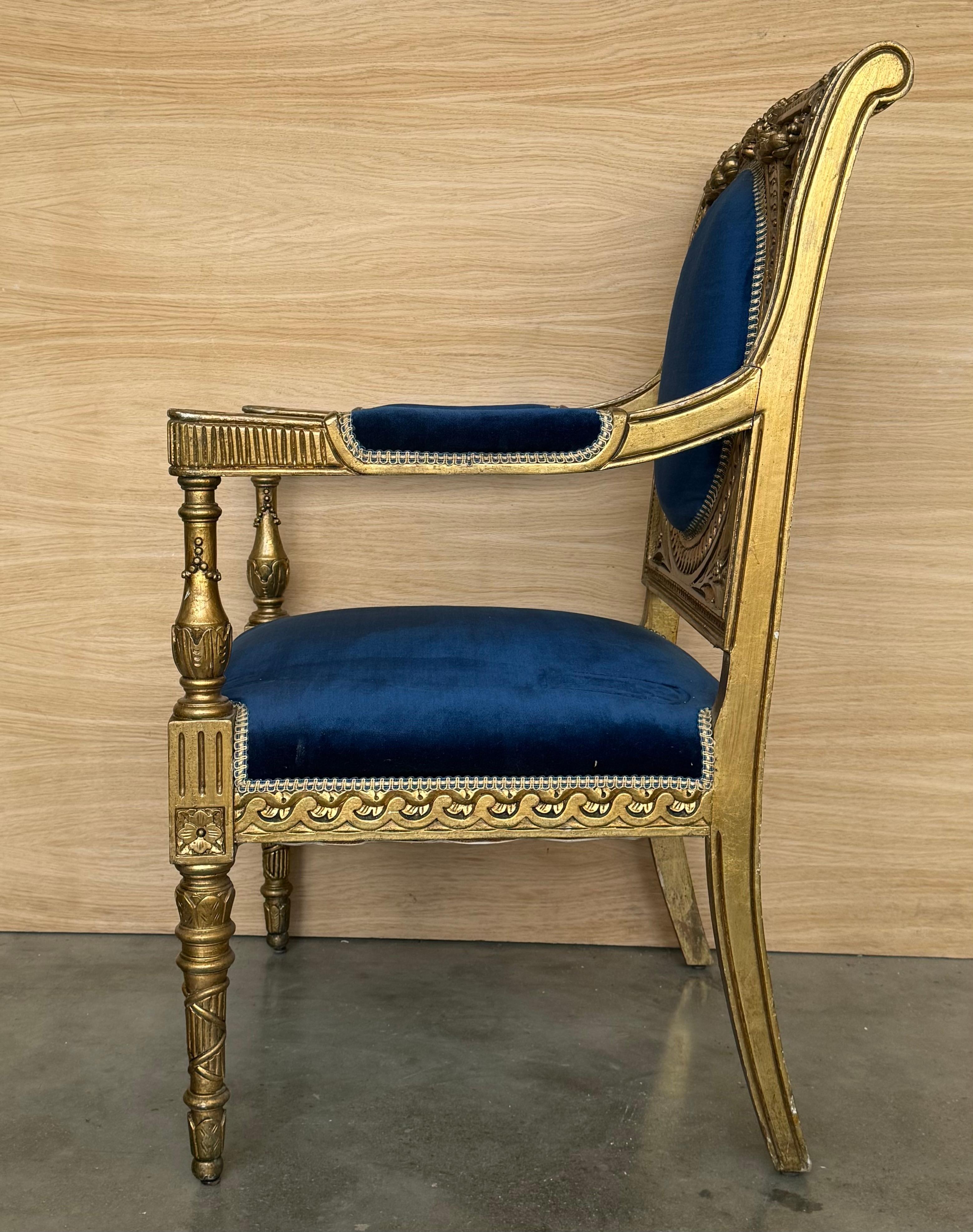 Pareja de sillones de madera dorada estilo Luis XVI con terciopelo azul Klein Terciopelo en venta