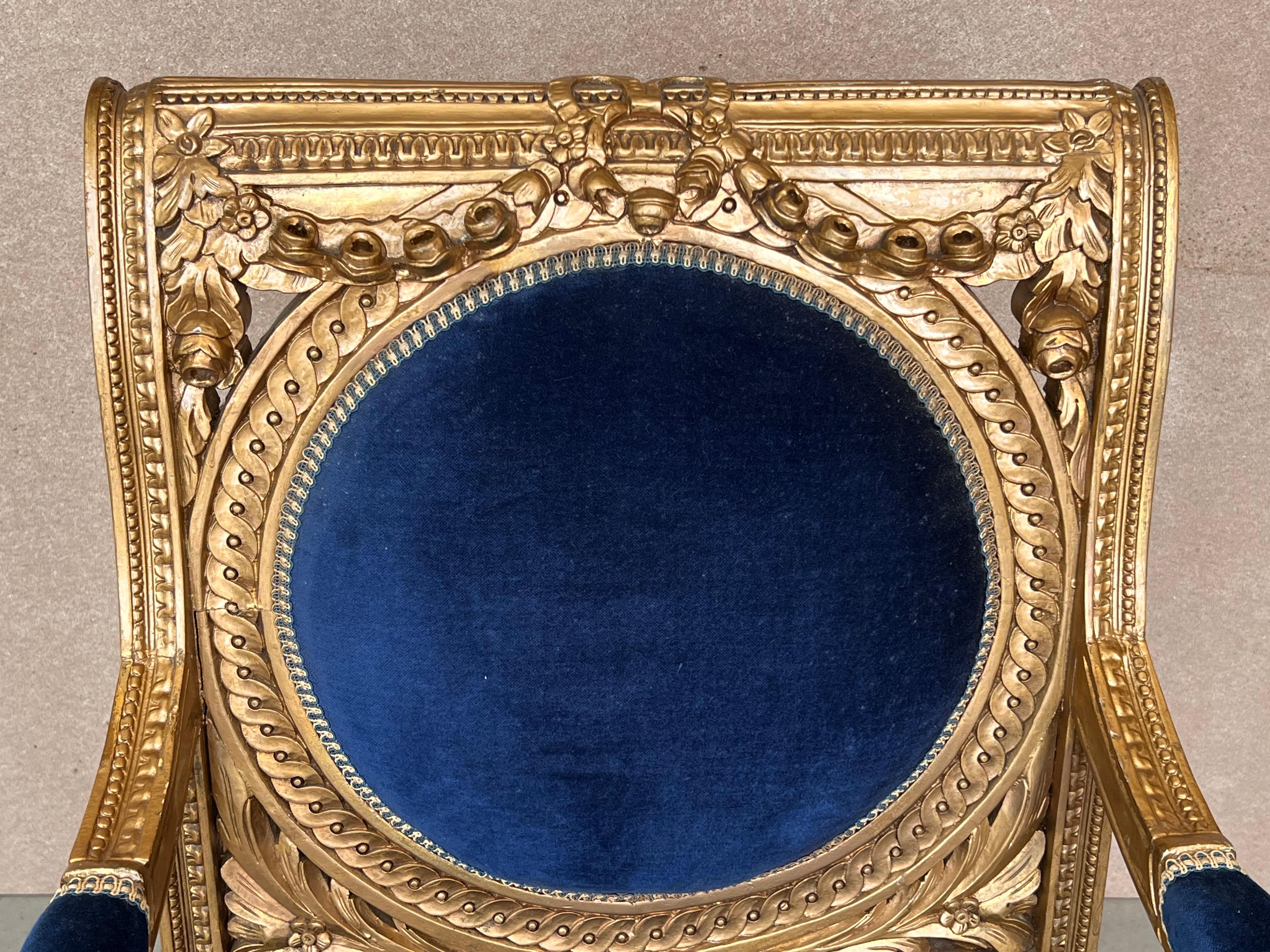 Paire de fauteuils de style Louis XVI en bois doré avec velours Klein bleu 1