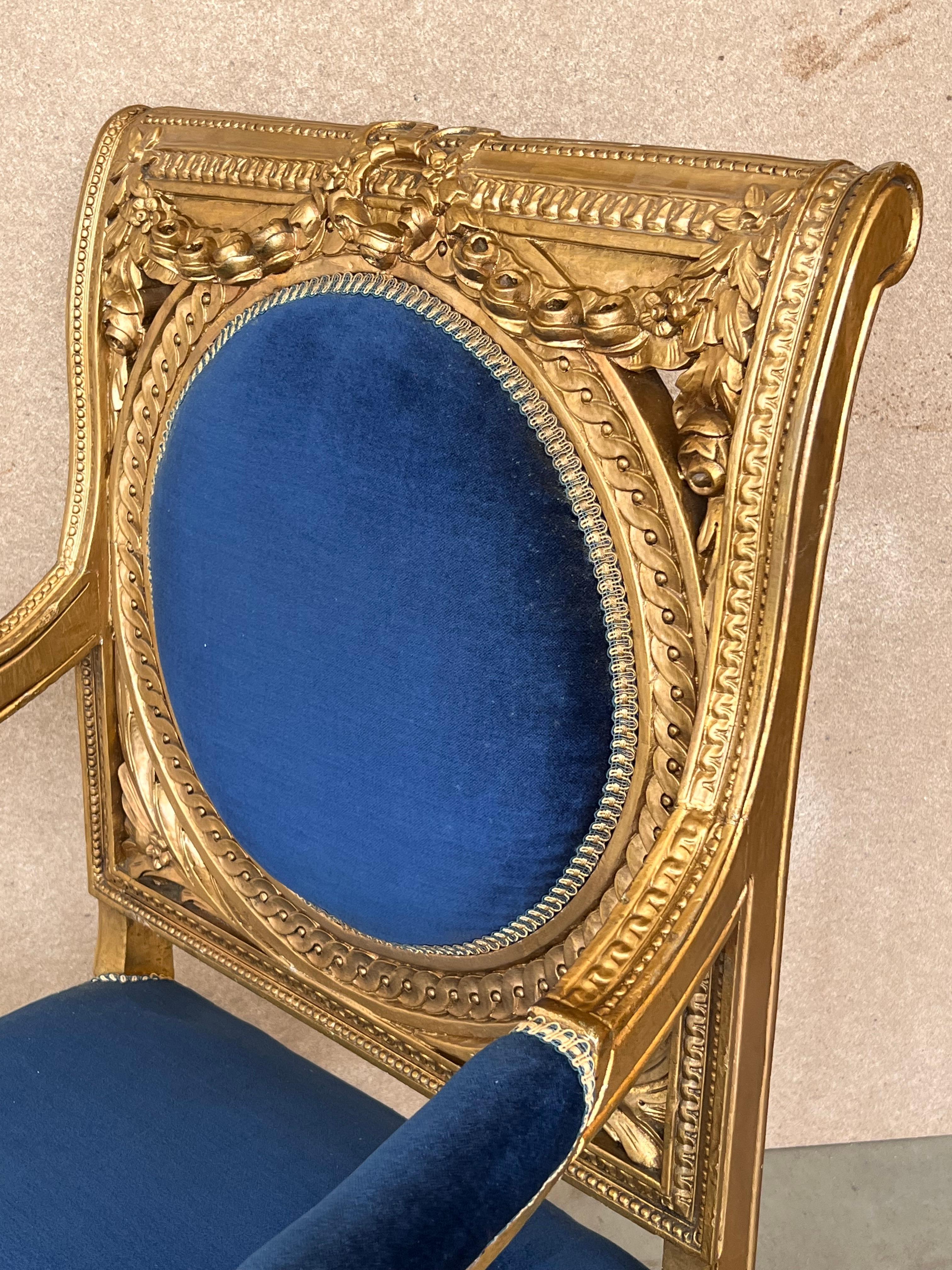 Paire de fauteuils de style Louis XVI en bois doré avec velours Klein bleu 2