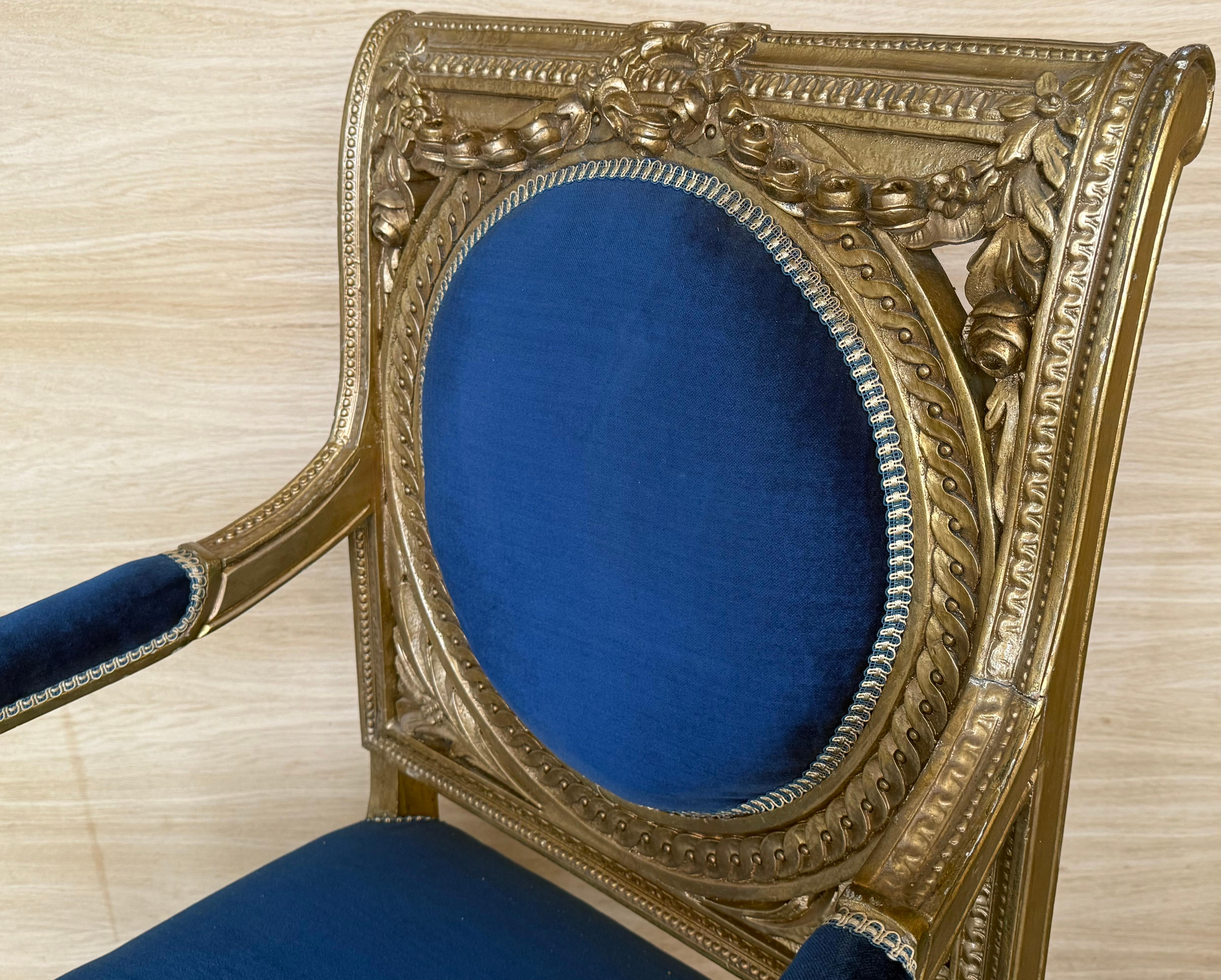 Pareja de sillones de madera dorada estilo Luis XVI con terciopelo azul Klein en venta 2