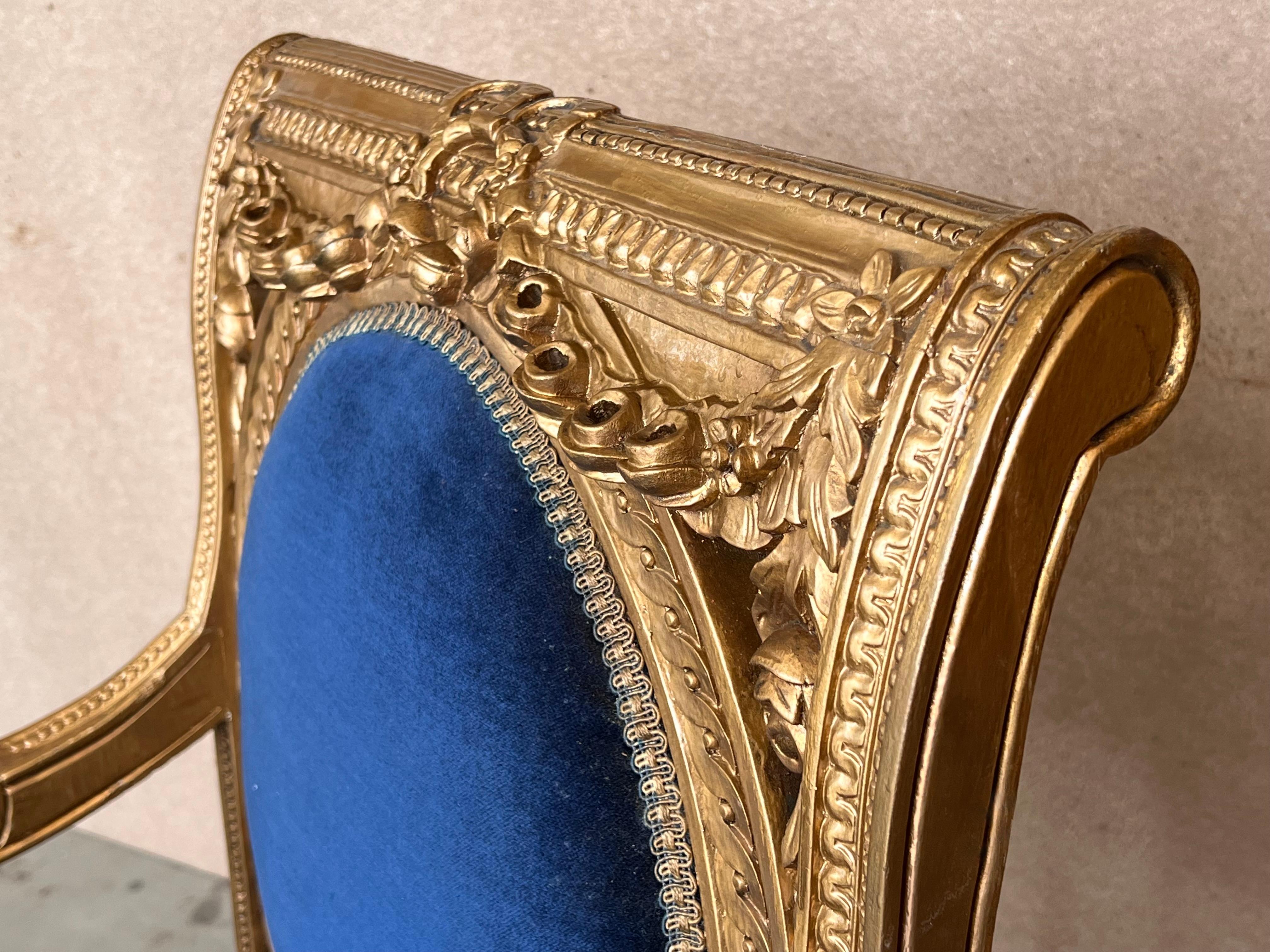 Paire de fauteuils de style Louis XVI en bois doré avec velours Klein bleu 3