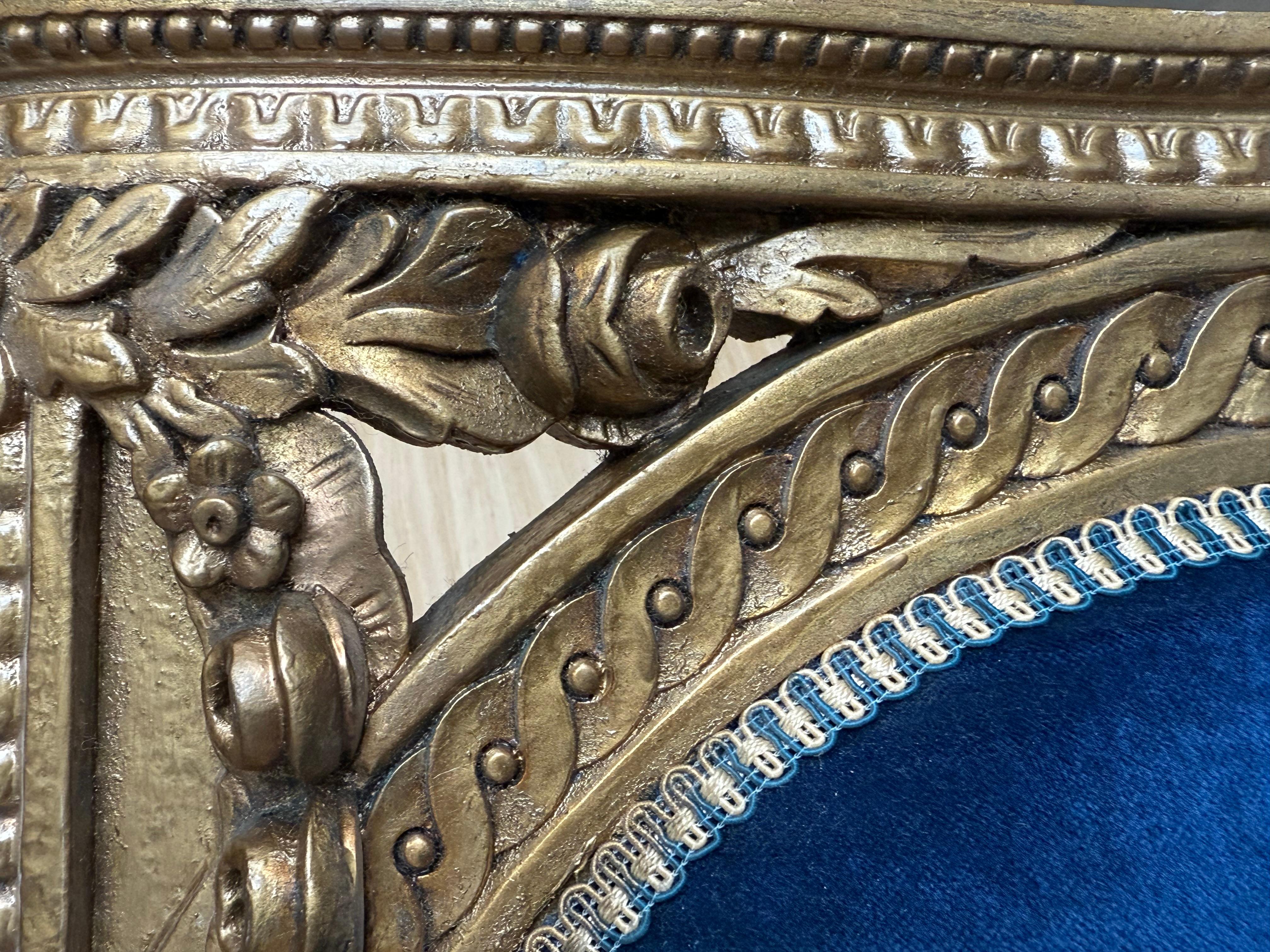 Pareja de sillones de madera dorada estilo Luis XVI con terciopelo azul Klein en venta 3