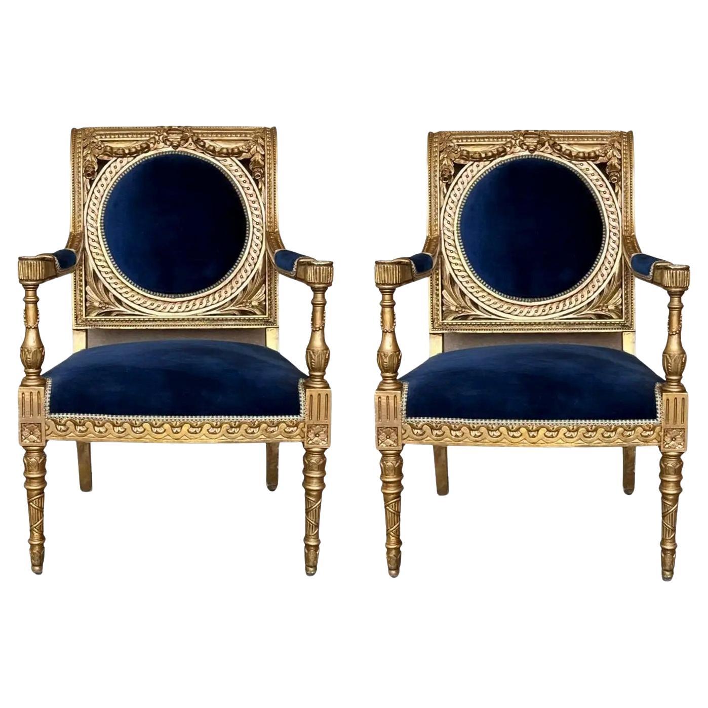 Pareja de sillones de madera dorada estilo Luis XVI con terciopelo azul Klein en venta