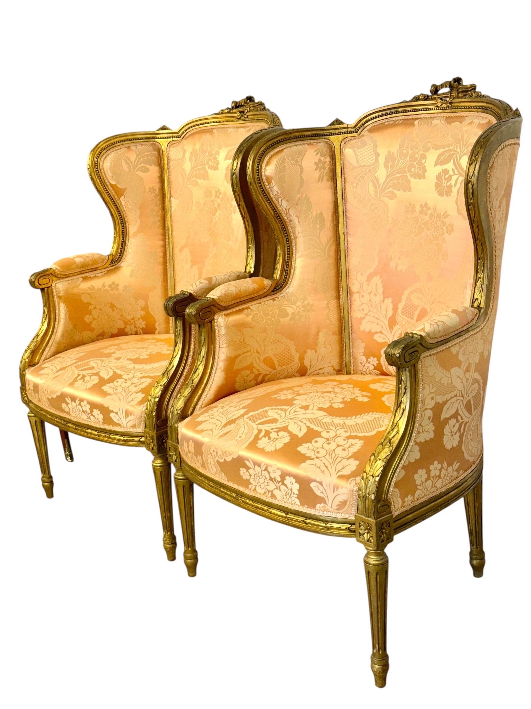 Dieses elegante Paar aus vergoldetem Holz im Louis-XVI-Stil aus dem späten 19. Jahrhundert ist ein Beispiel für die Raffinesse französischer neoklassizistischer Sitzmöbel. Die geschnitzten Rahmen aus Goldholz sind mit Rosetten, Lorbeerblattmotiven