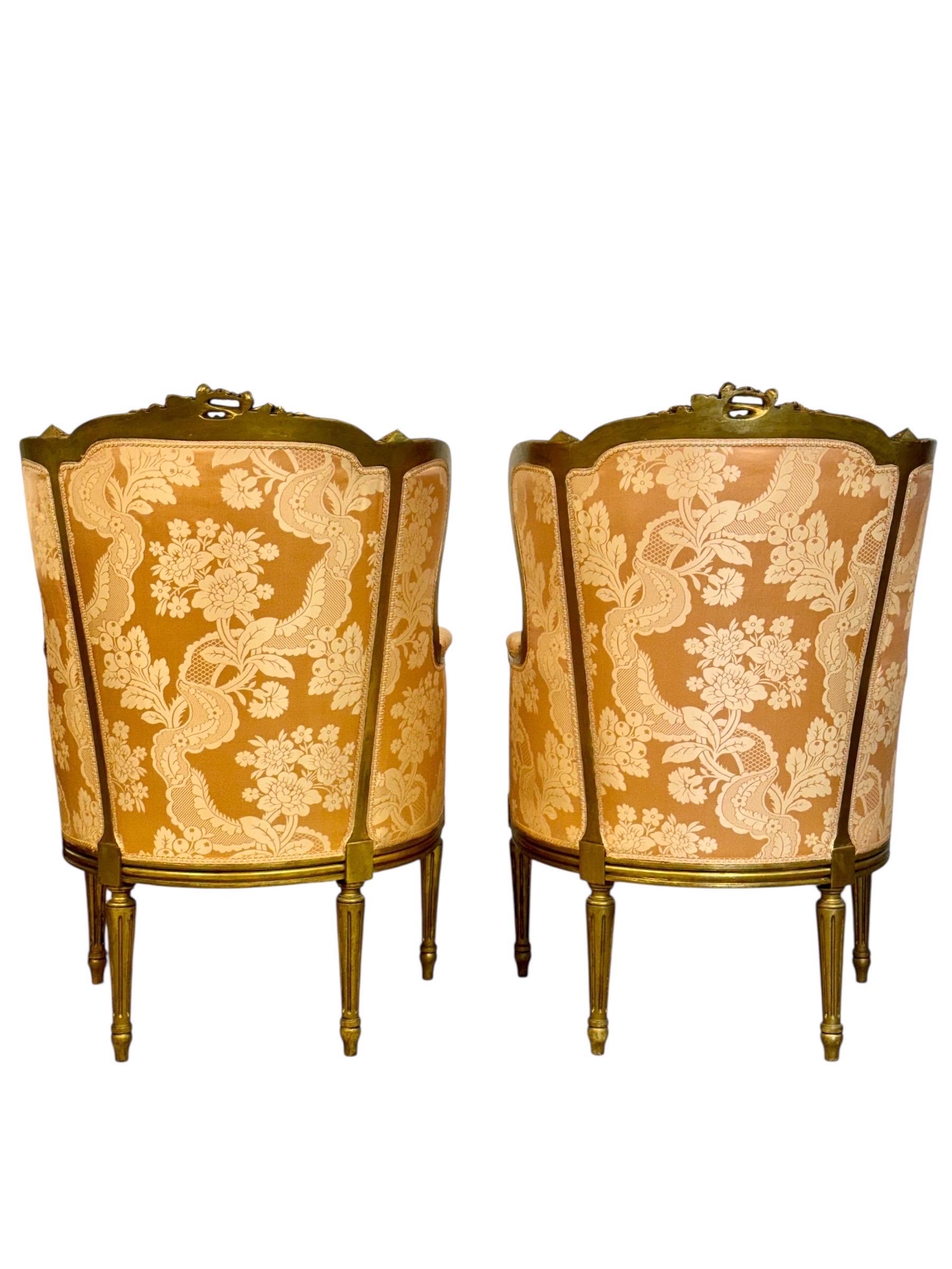 Paar Bergères aus Giltholz im Louis-XVI-Stil, Ende 19. Jahrhundert (Damast) im Angebot