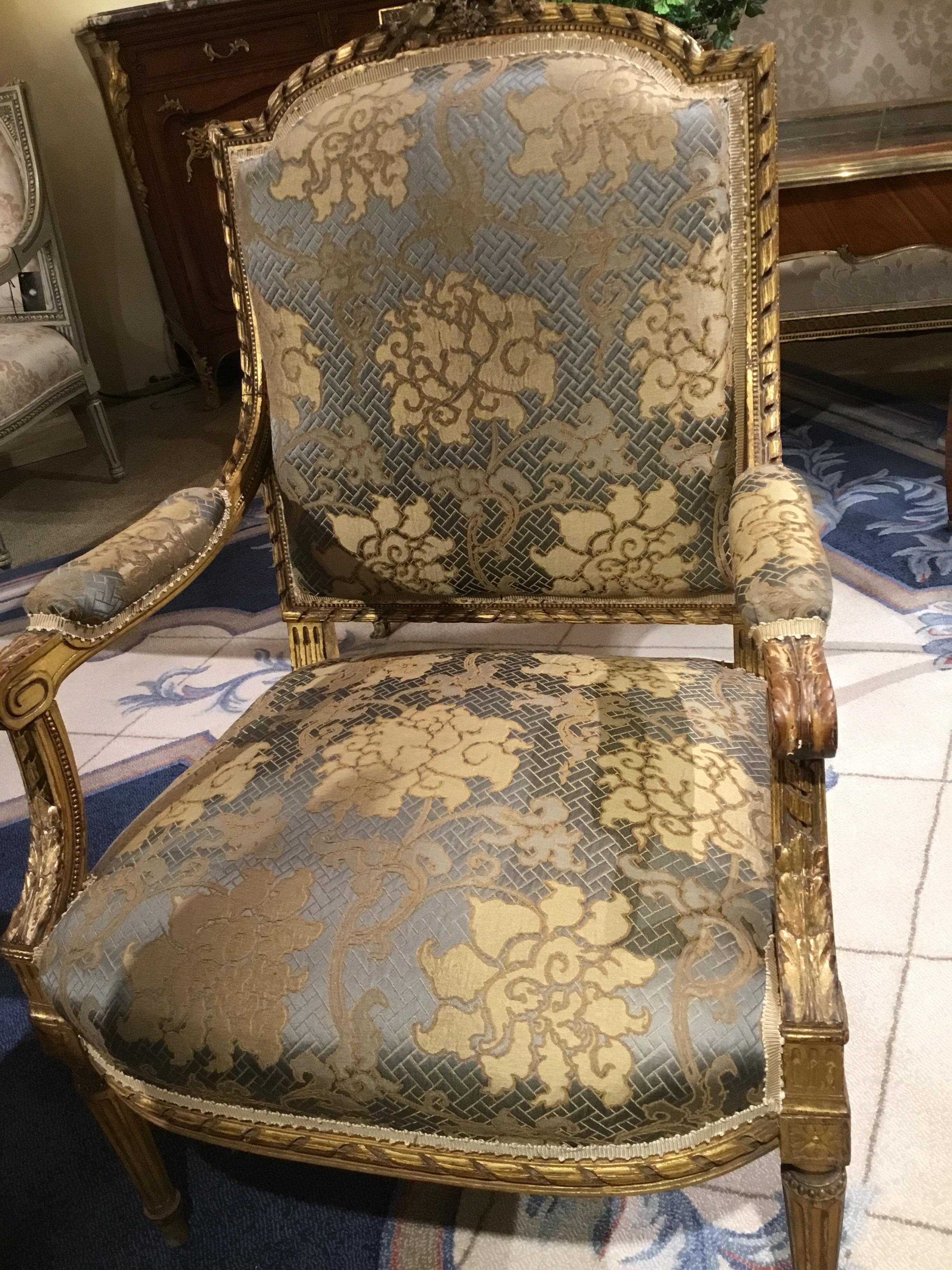 Français Paire de fauteuils en bois doré de style Louis XVI, 19e siècle avec dossier en forme de dôme en vente