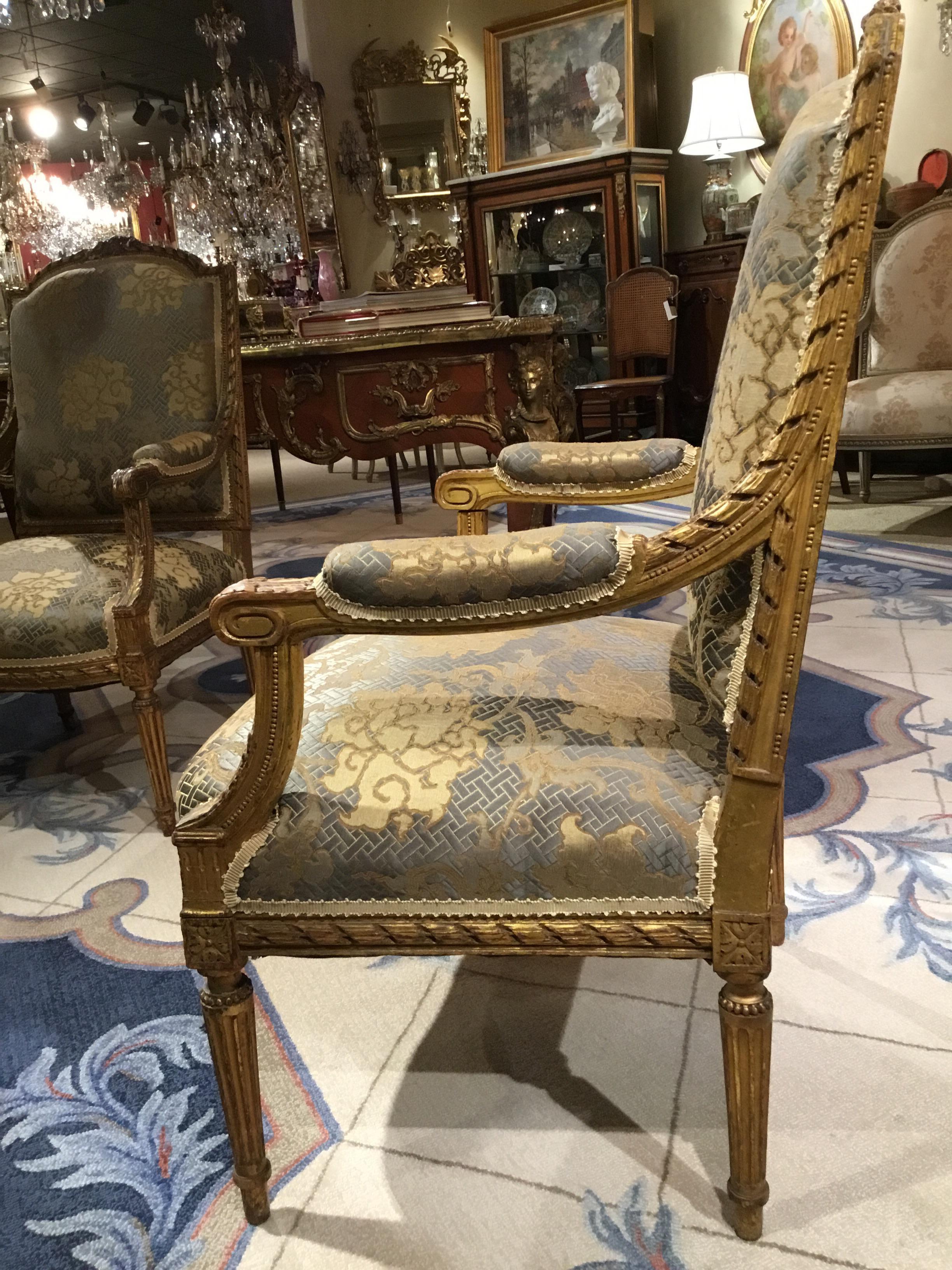 Paire de fauteuils en bois doré de style Louis XVI, 19e siècle avec dossier en forme de dôme Bon état - En vente à Houston, TX