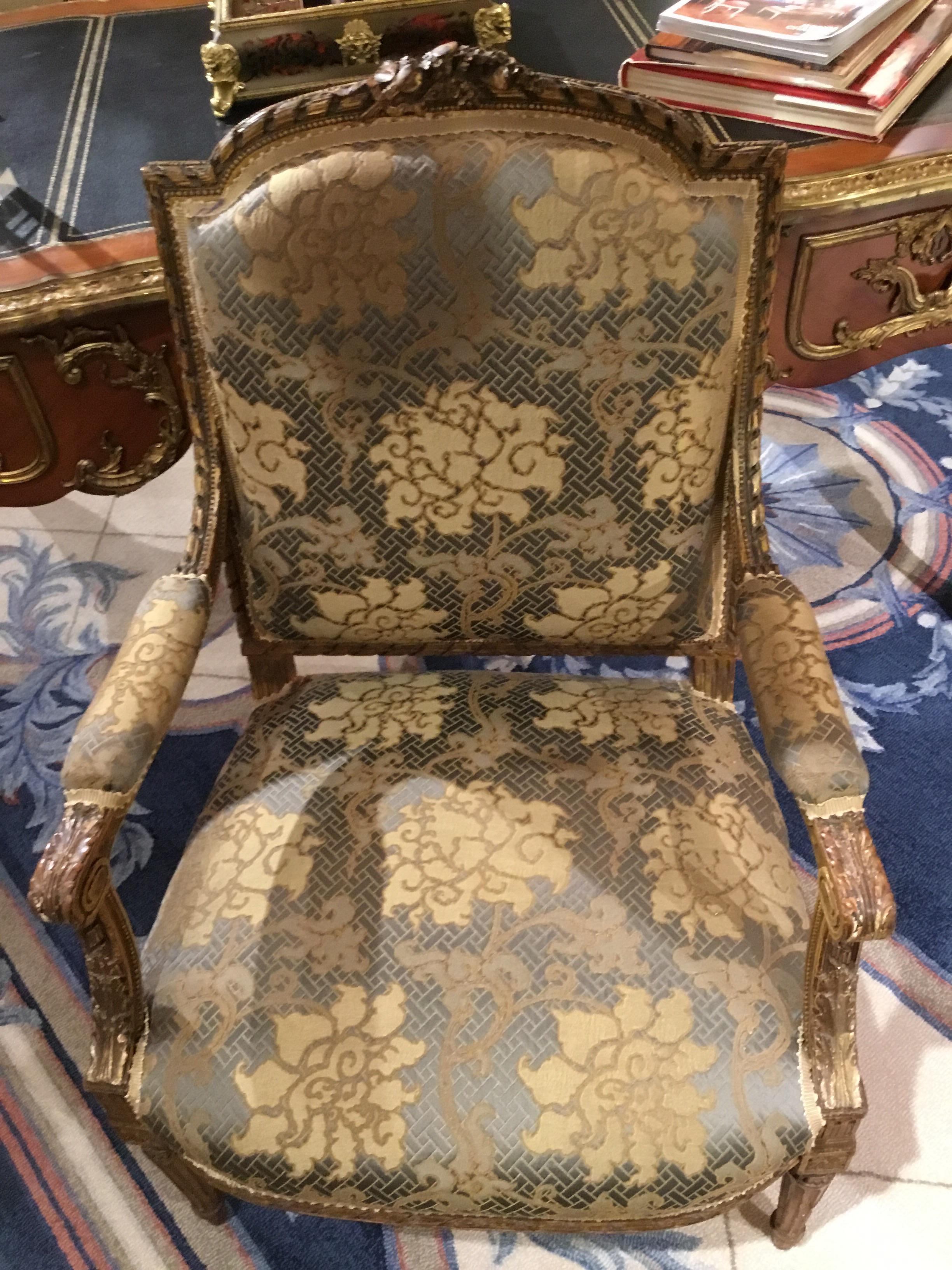 Bois doré Paire de fauteuils en bois doré de style Louis XVI, 19e siècle avec dossier en forme de dôme en vente