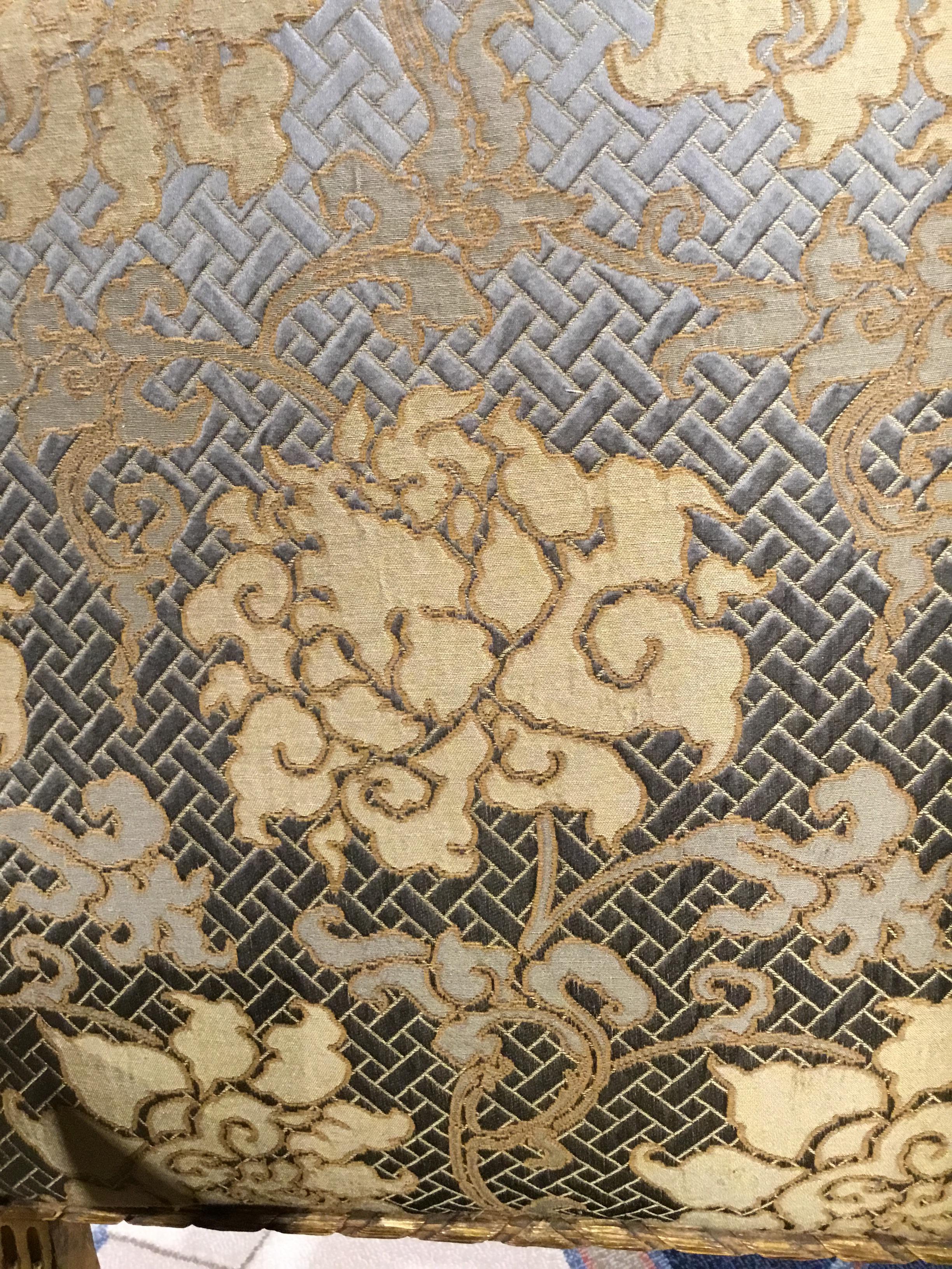 Paire de fauteuils en bois doré de style Louis XVI, 19e siècle avec dossier en forme de dôme en vente 2