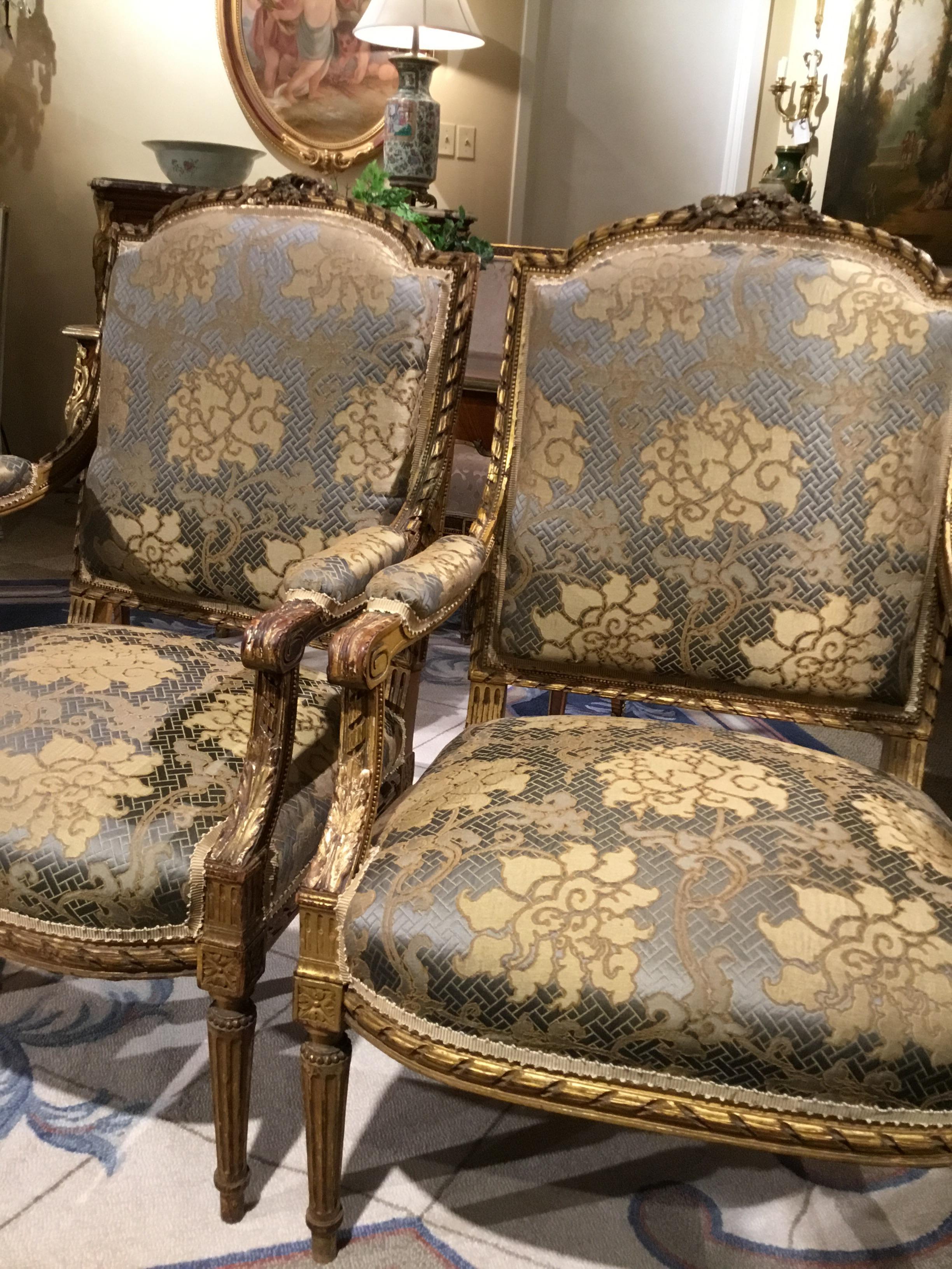 Paire de fauteuils en bois doré de style Louis XVI, 19e siècle avec dossier en forme de dôme en vente 3