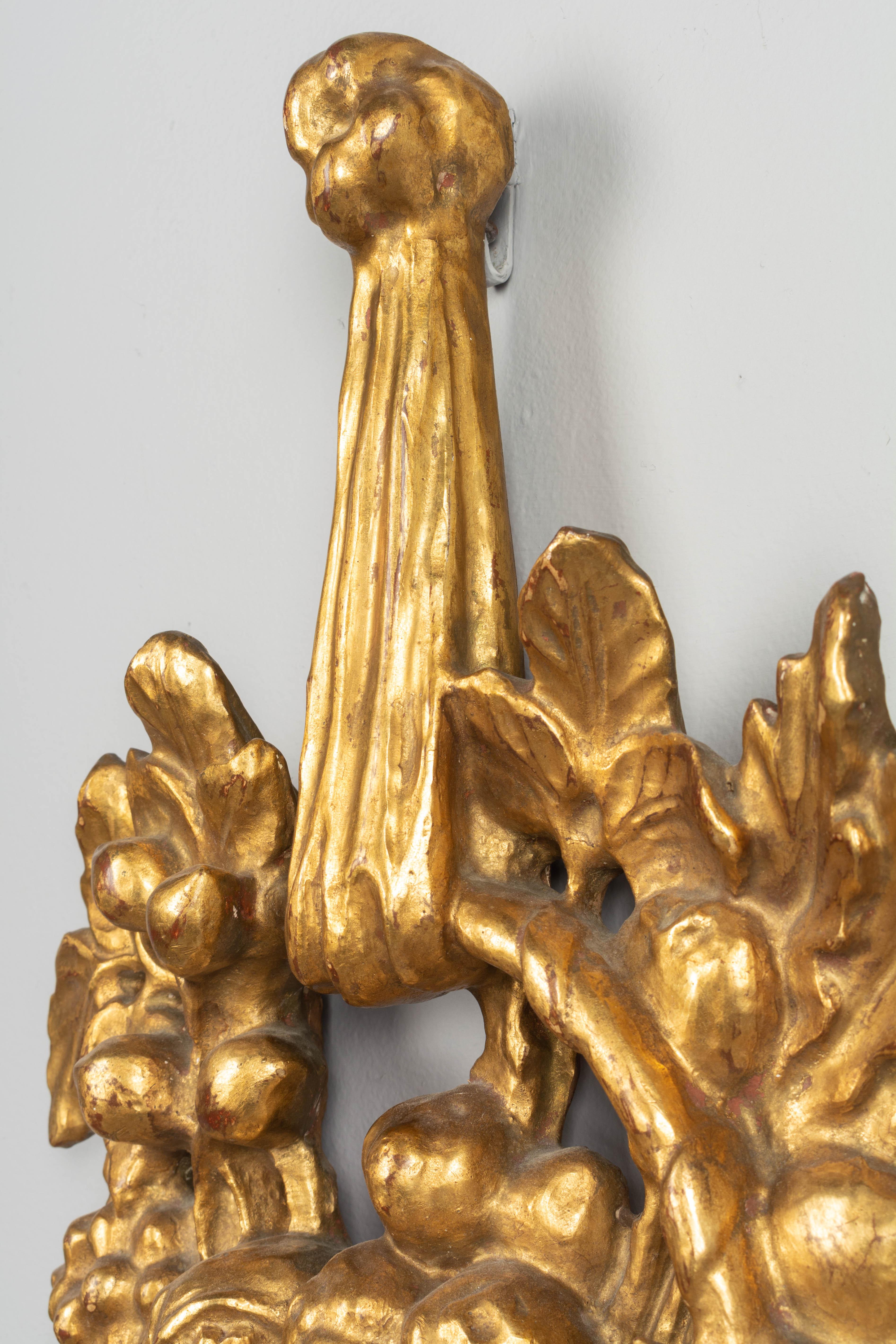 Paire d'appliques en forme de corbeille de fruits en bois doré de style Louis XVI en vente 3