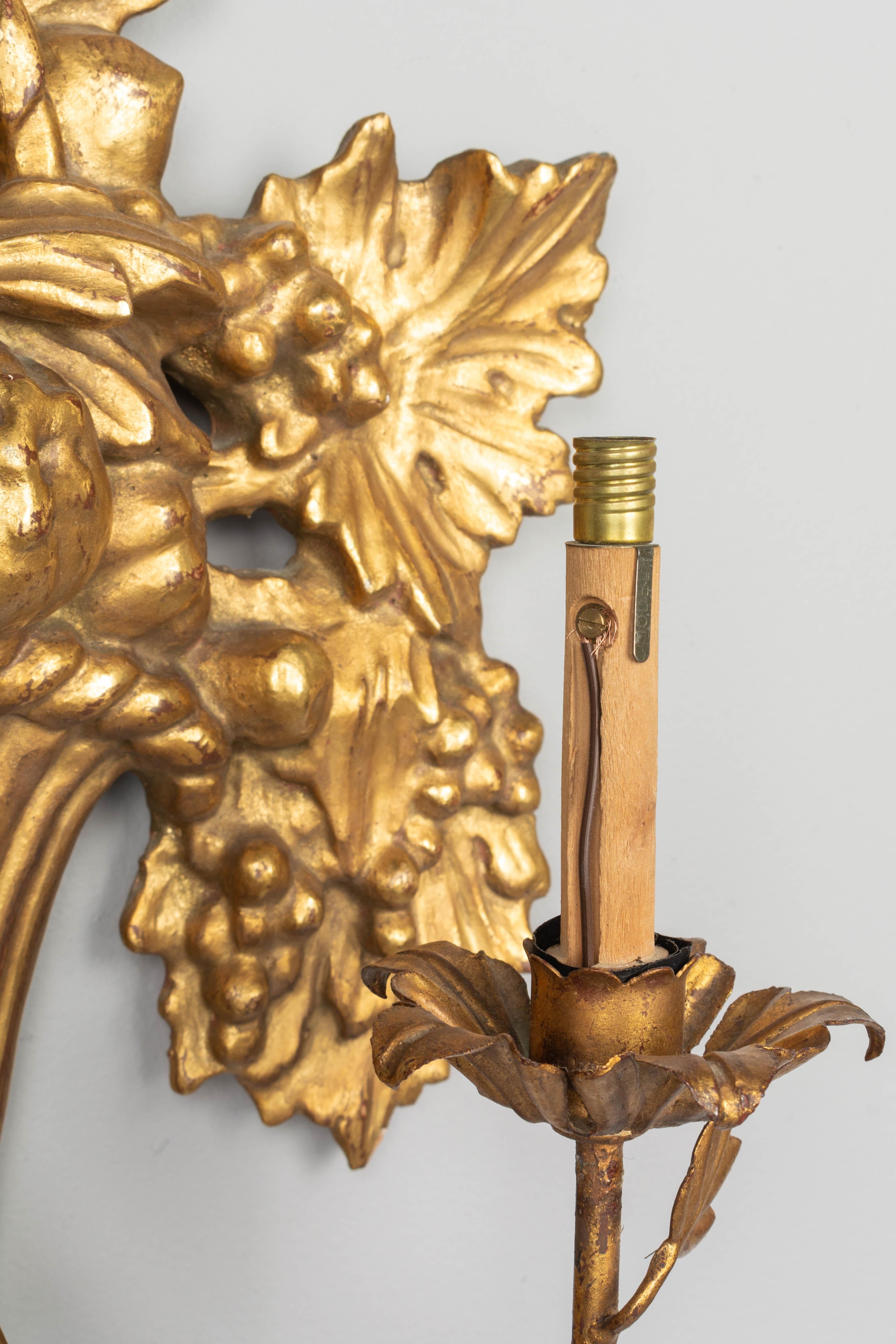 Paire d'appliques en forme de corbeille de fruits en bois doré de style Louis XVI en vente 6