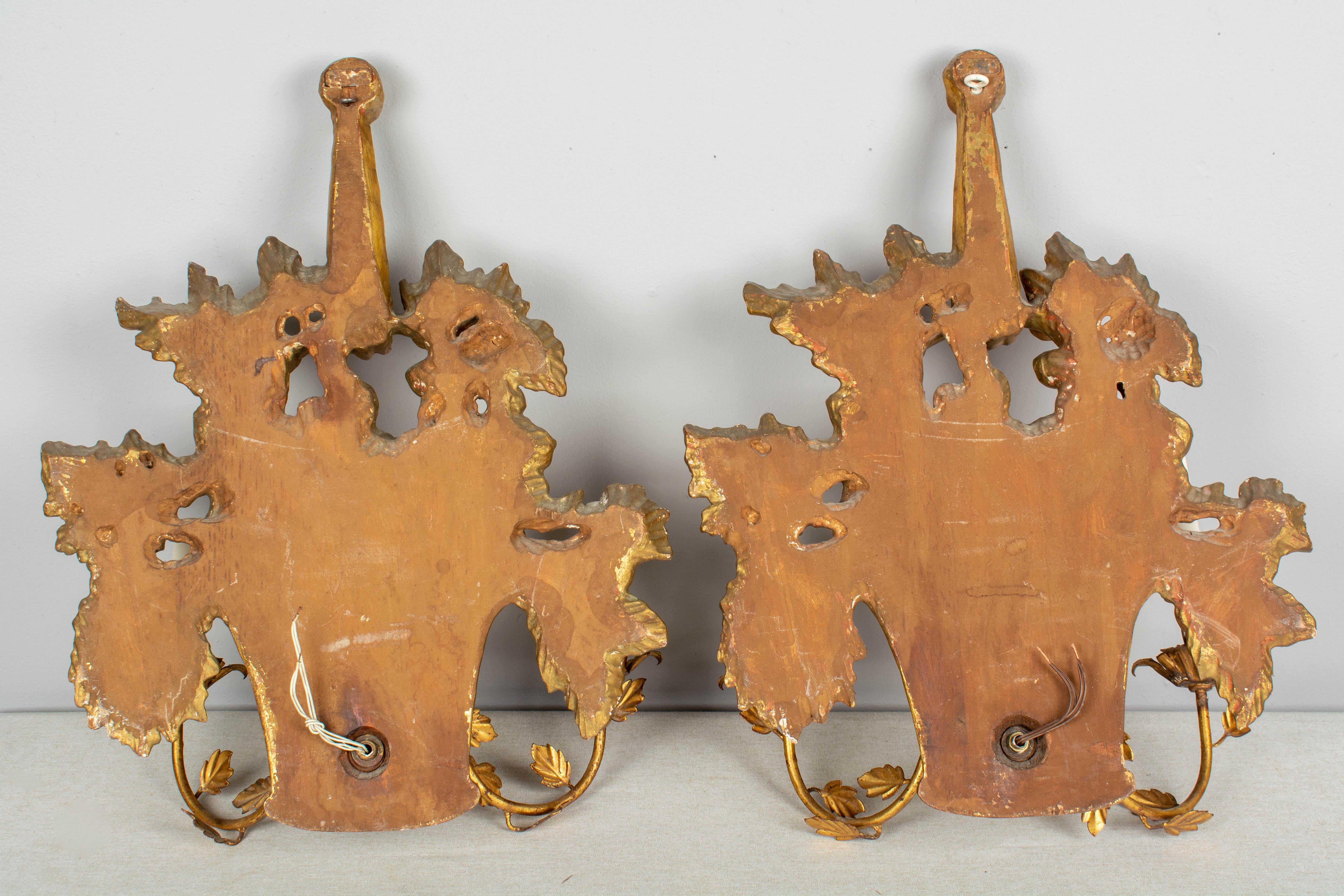 Paire d'appliques en forme de corbeille de fruits en bois doré de style Louis XVI en vente 7
