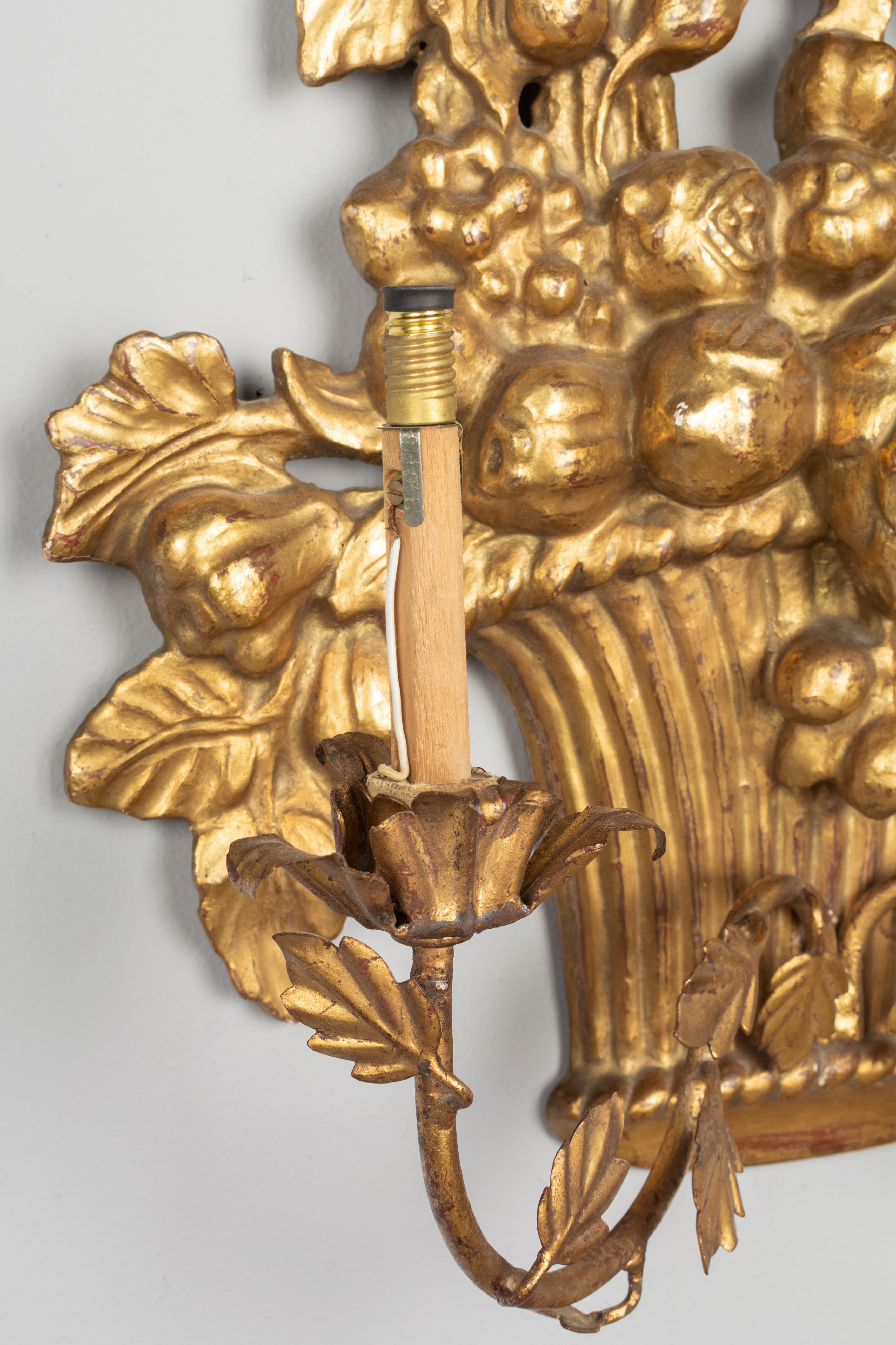 20ième siècle Paire d'appliques en forme de corbeille de fruits en bois doré de style Louis XVI en vente