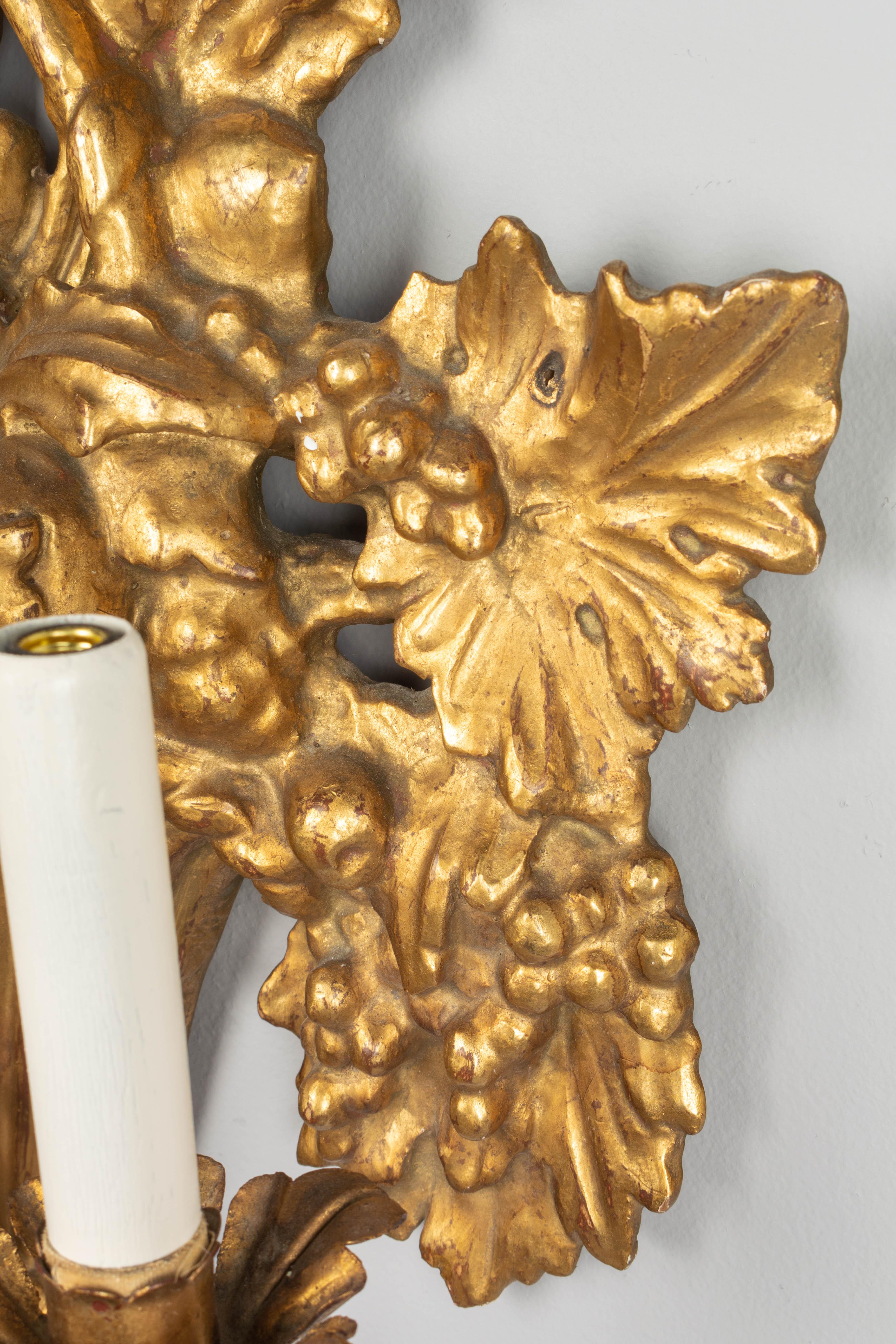 Paire d'appliques en forme de corbeille de fruits en bois doré de style Louis XVI en vente 2