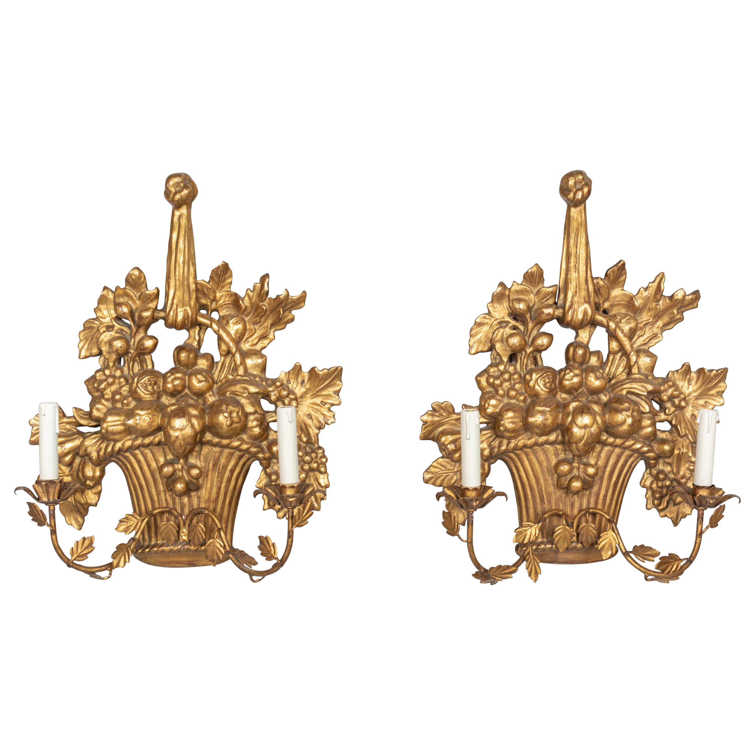 Paire d'appliques en forme de corbeille de fruits en bois doré de style Louis XVI en vente