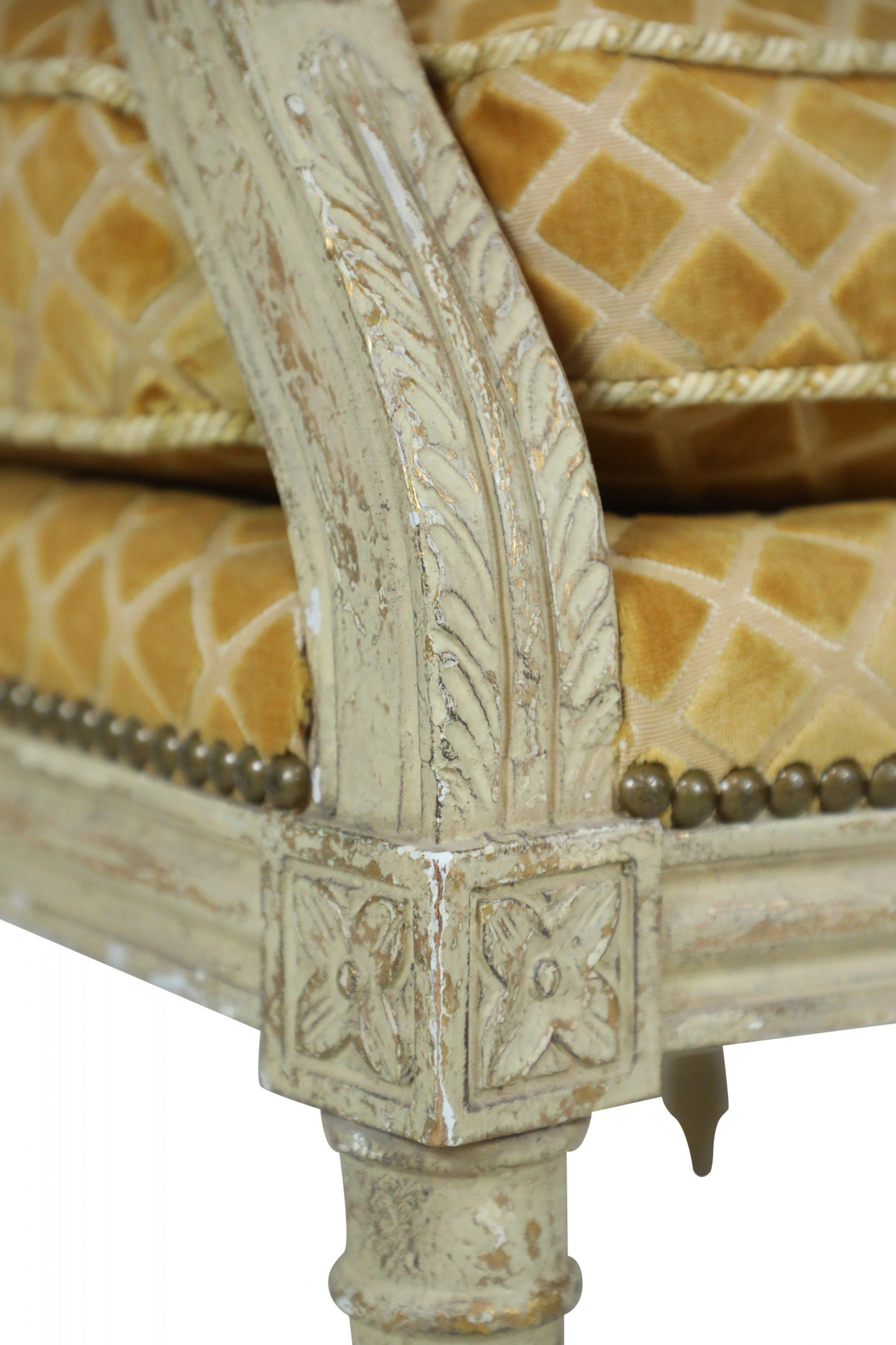 Paar goldene gepolsterte Fauteuils/Sessel im Louis-XVI-Stil im Angebot 4