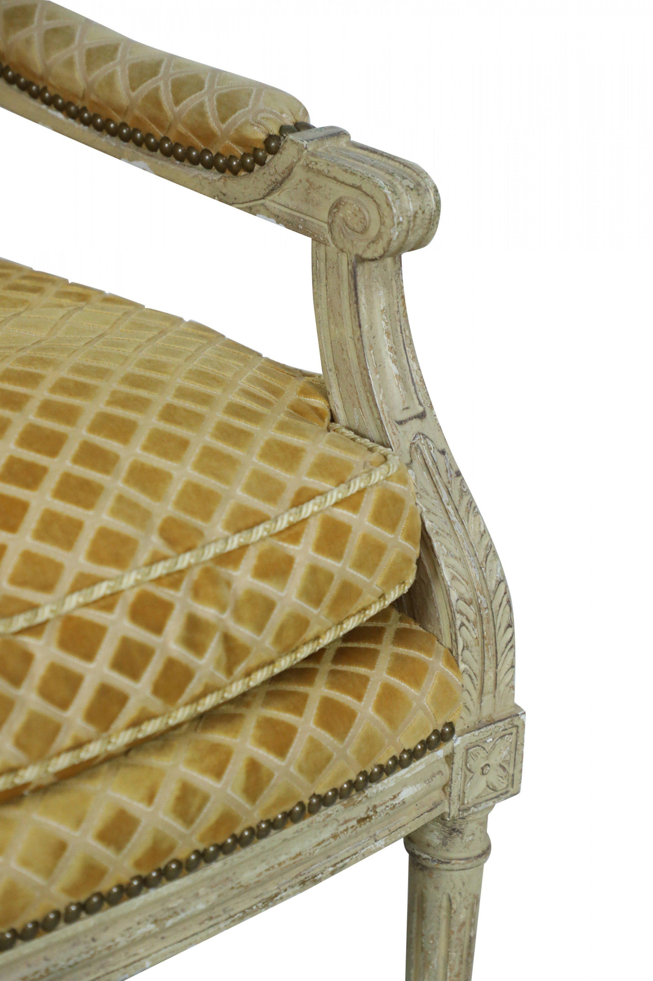 Paar goldene gepolsterte Fauteuils/Sessel im Louis-XVI-Stil im Angebot 9