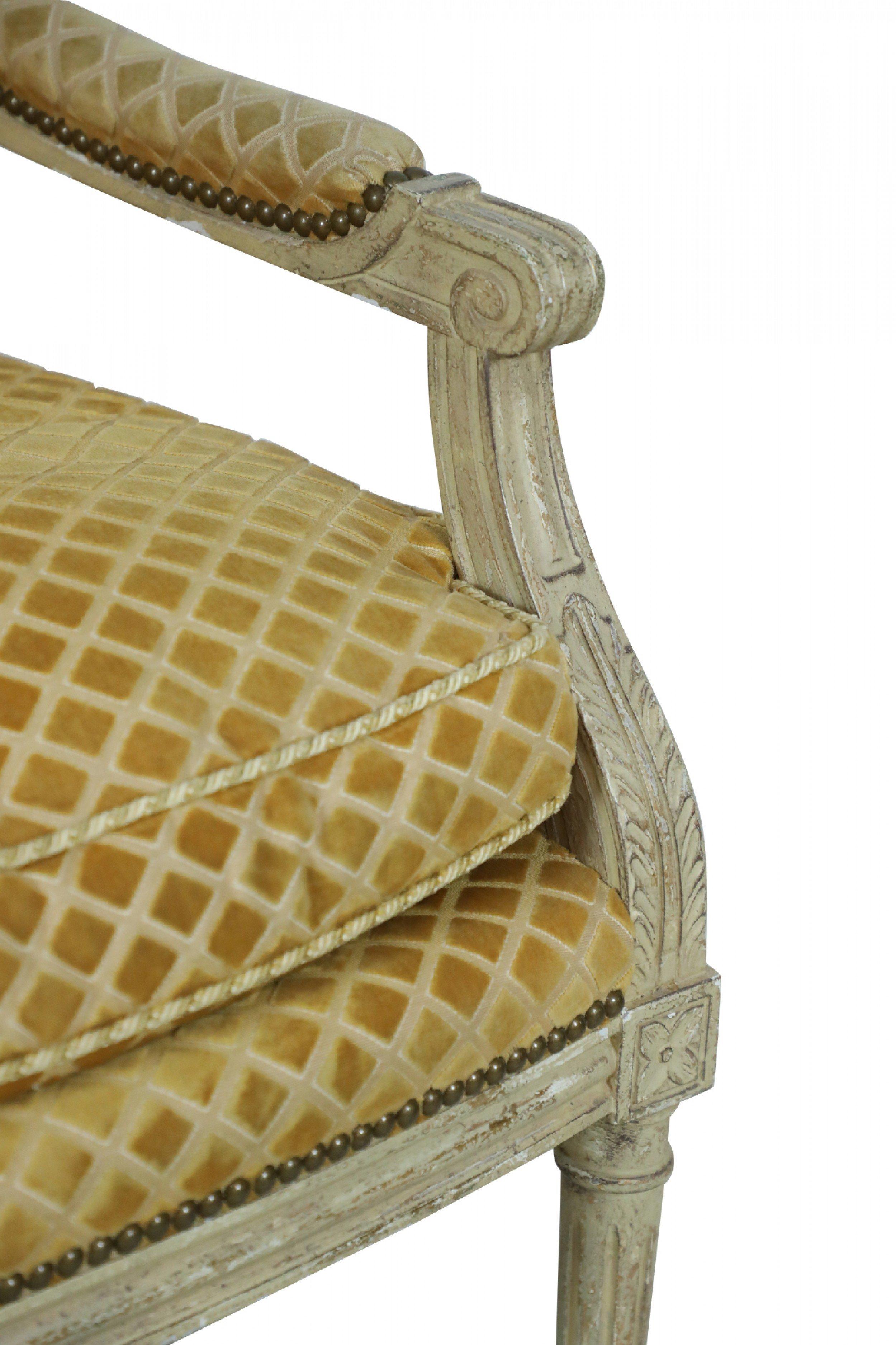 Paire de fauteuils/fauteuils de style Louis XVI tapissés d'or en vente 10