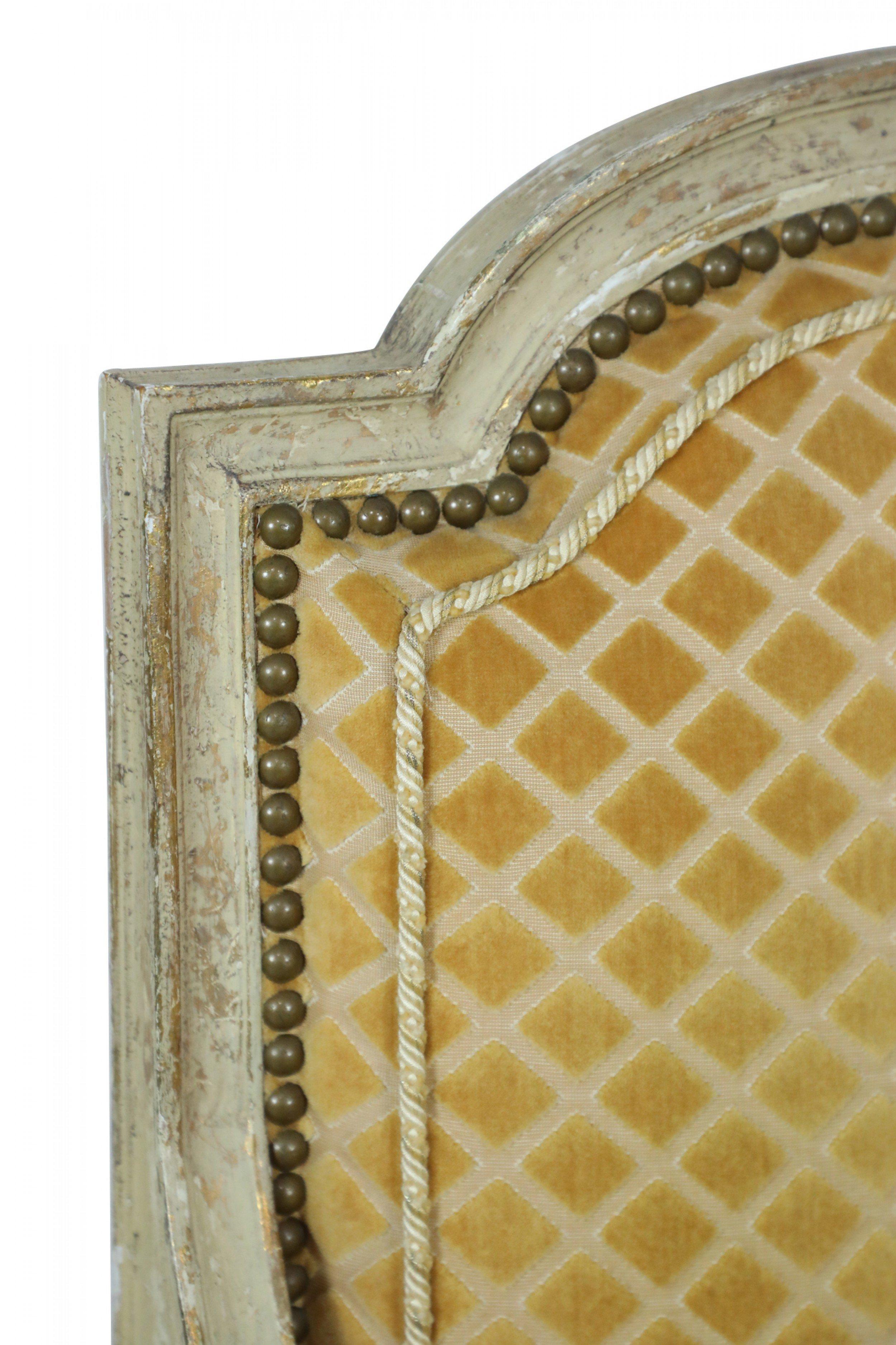 Paar goldene gepolsterte Fauteuils/Sessel im Louis-XVI-Stil im Angebot 1