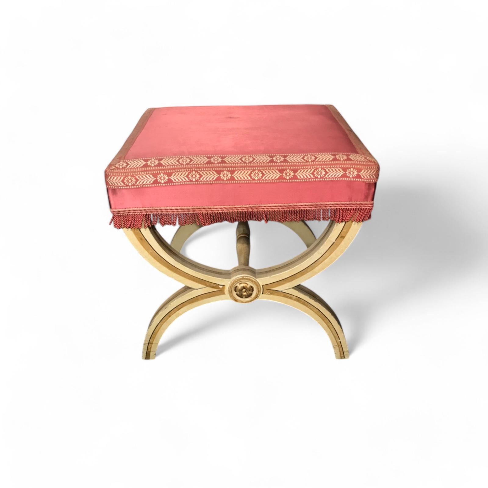 Experimenta la elegancia atemporal de este par de taburetes góndola de estilo Luis XVI, fabricados en Francia a principios del siglo XX. Estos impresionantes taburetes están hechos de madera de frutal, acabados con una sofisticada pintura color