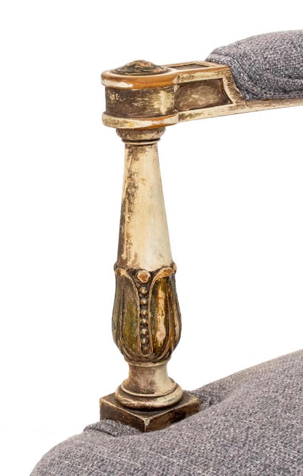 Paire de fauteuils de style Louis XVI peints en gris en vente 3
