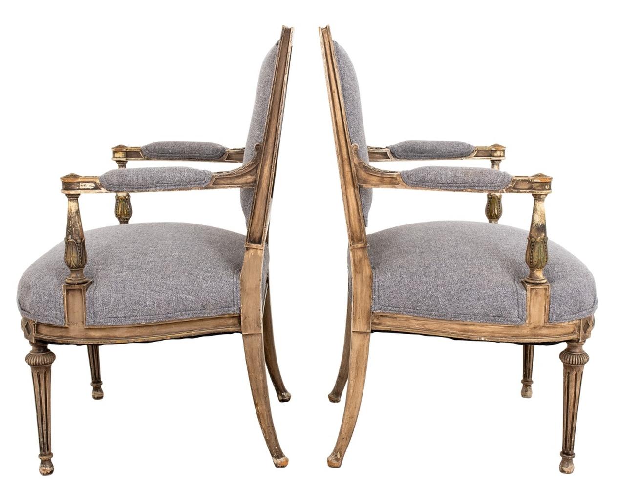 Français Paire de fauteuils de style Louis XVI peints en gris en vente