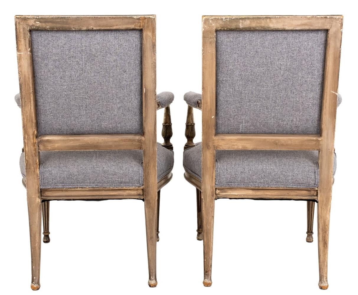Peint Paire de fauteuils de style Louis XVI peints en gris en vente
