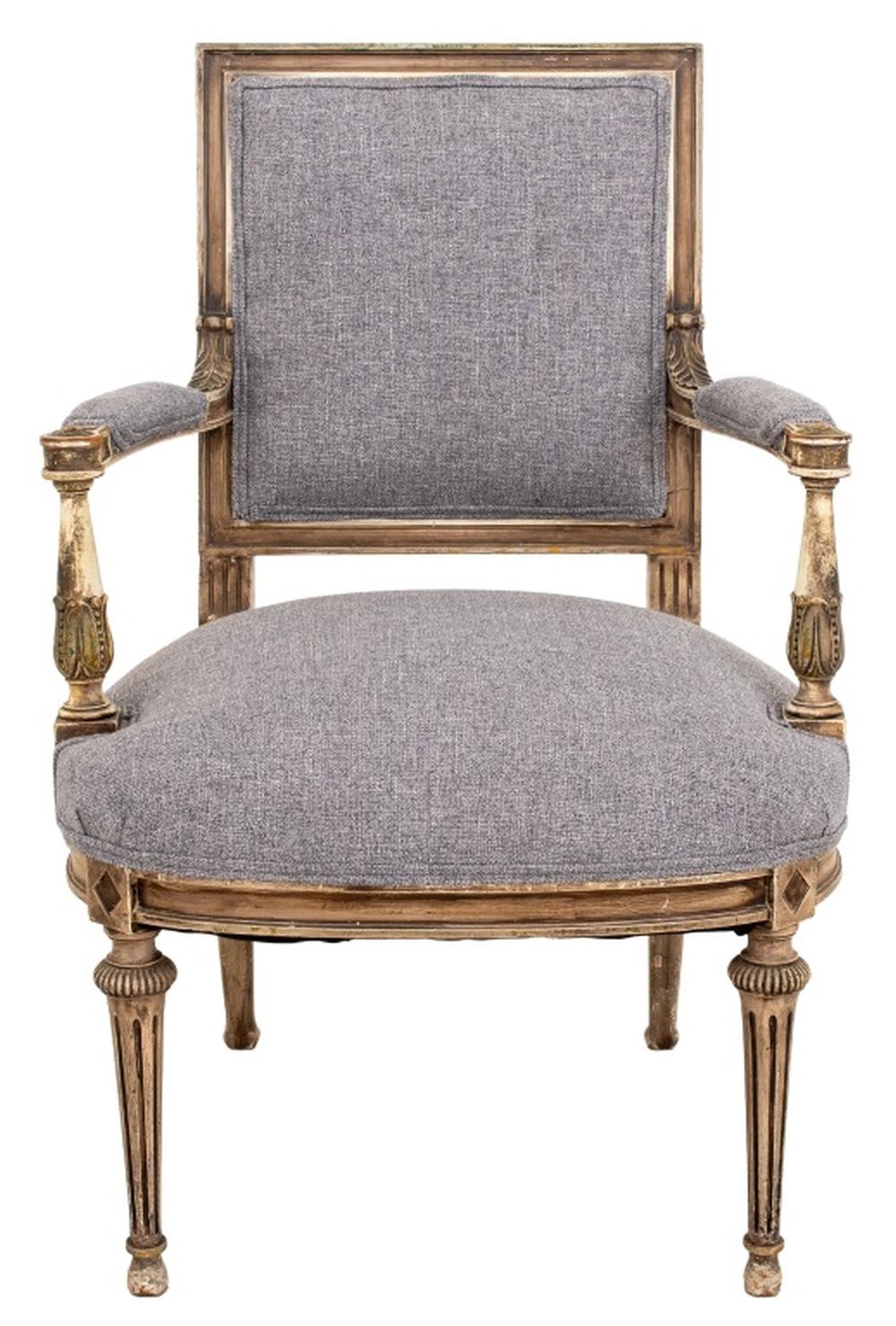 Paire de fauteuils de style Louis XVI peints en gris Bon état - En vente à Astoria, NY