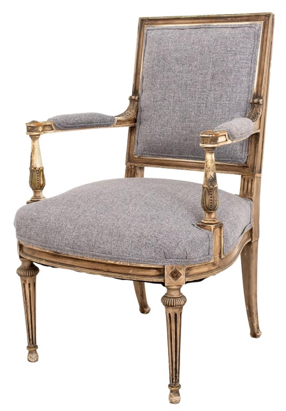 Paire de fauteuils de style Louis XVI peints en gris en vente 1