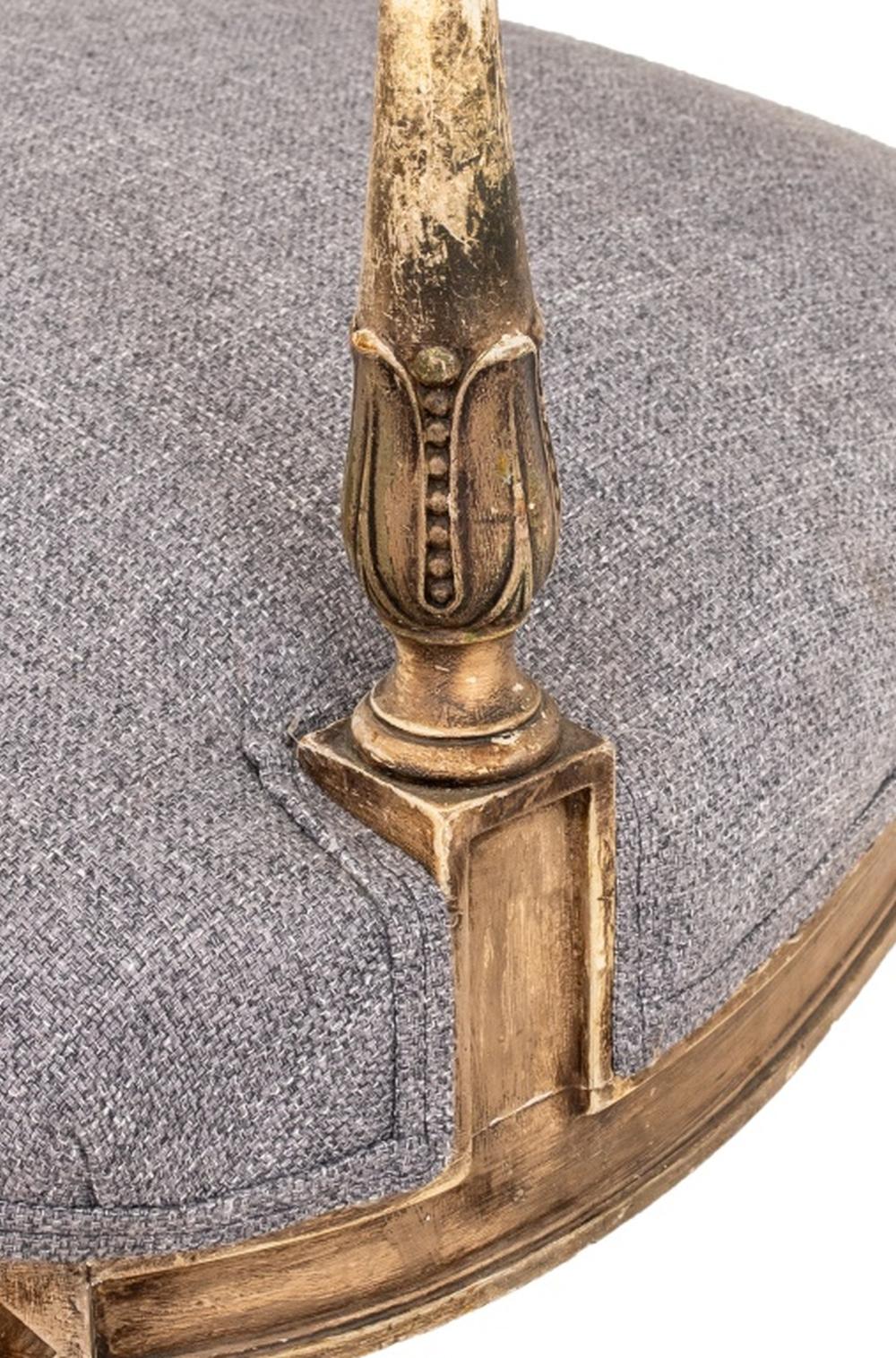Paire de fauteuils de style Louis XVI peints en gris en vente 2