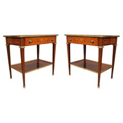 Paire de tables d'appoint en bois de roi de style Louis XVI