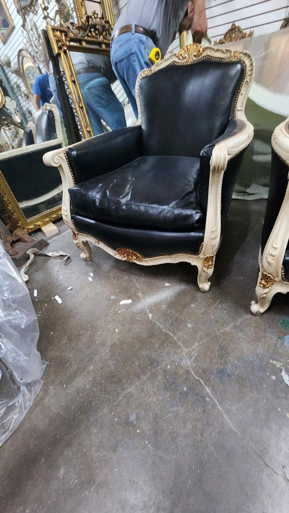 Francese Coppia di sedie bergere in pelle in stile Luigi XVI in vendita