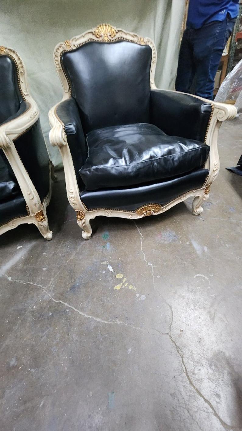 Coppia di sedie bergere in pelle in stile Luigi XVI In condizioni discrete in vendita a Dallas, TX