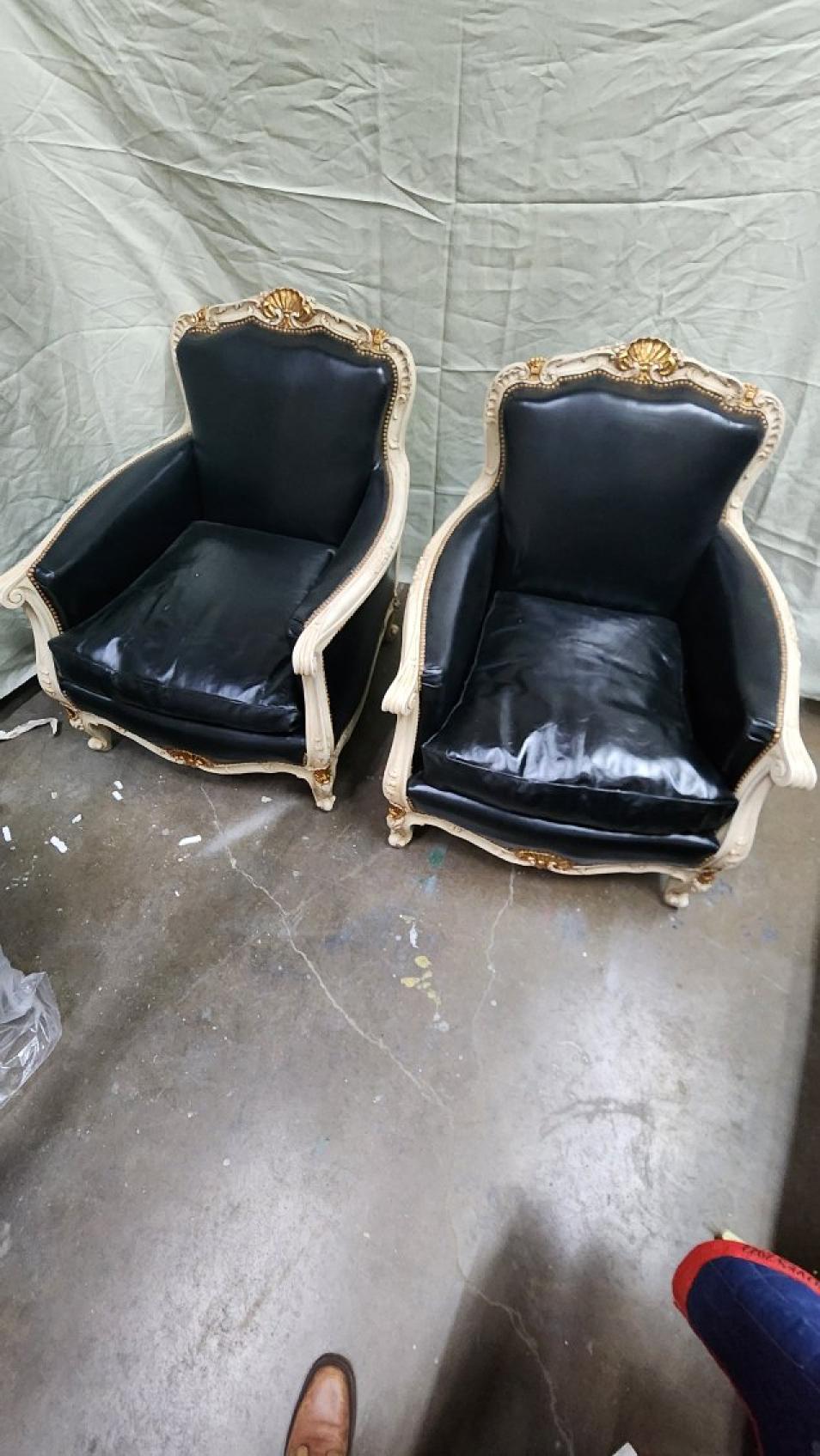 XIX secolo Coppia di sedie bergere in pelle in stile Luigi XVI in vendita