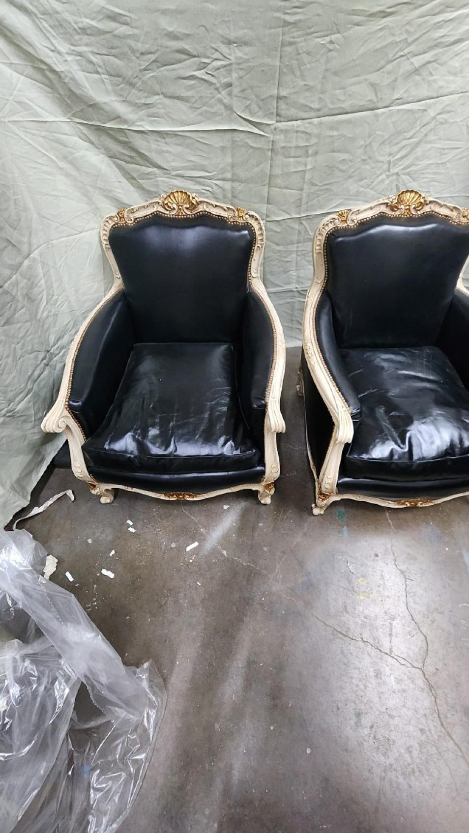 Pelle Coppia di sedie bergere in pelle in stile Luigi XVI in vendita