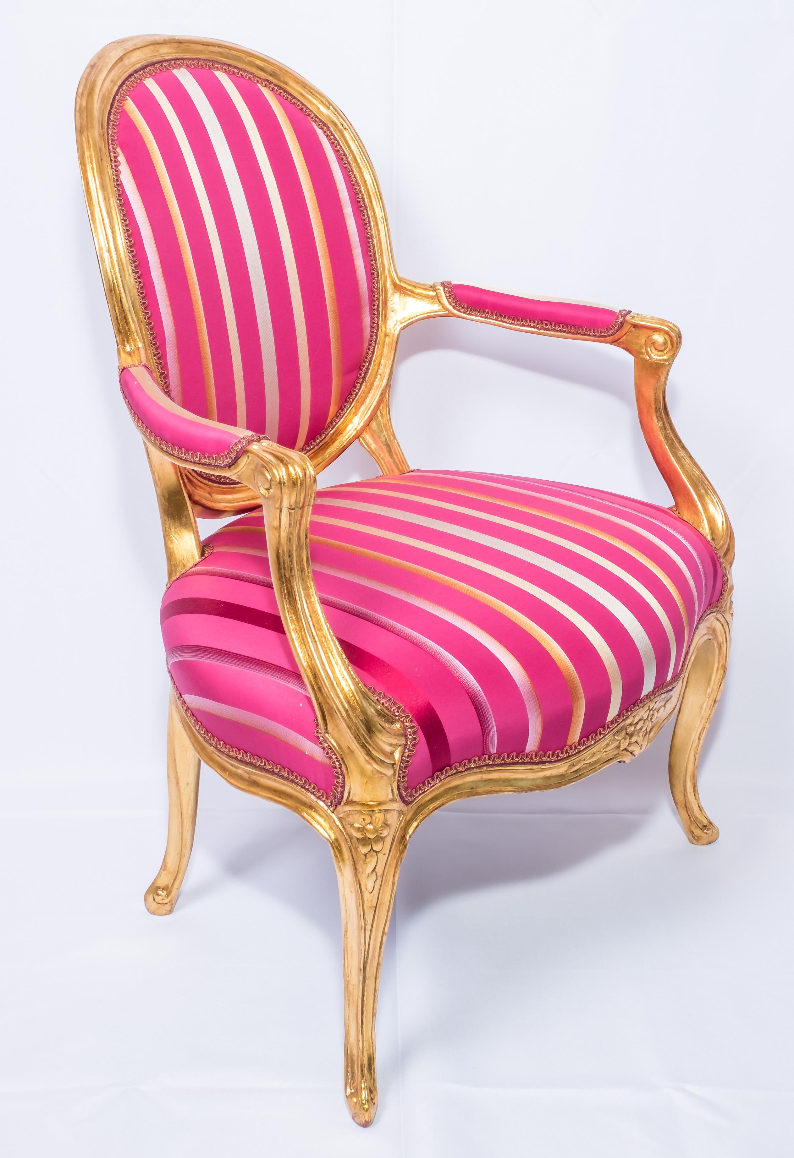 *B Pair of Louis XVI style magenta armchairs. French, early 20th Century. (Louis XVI.) im Angebot