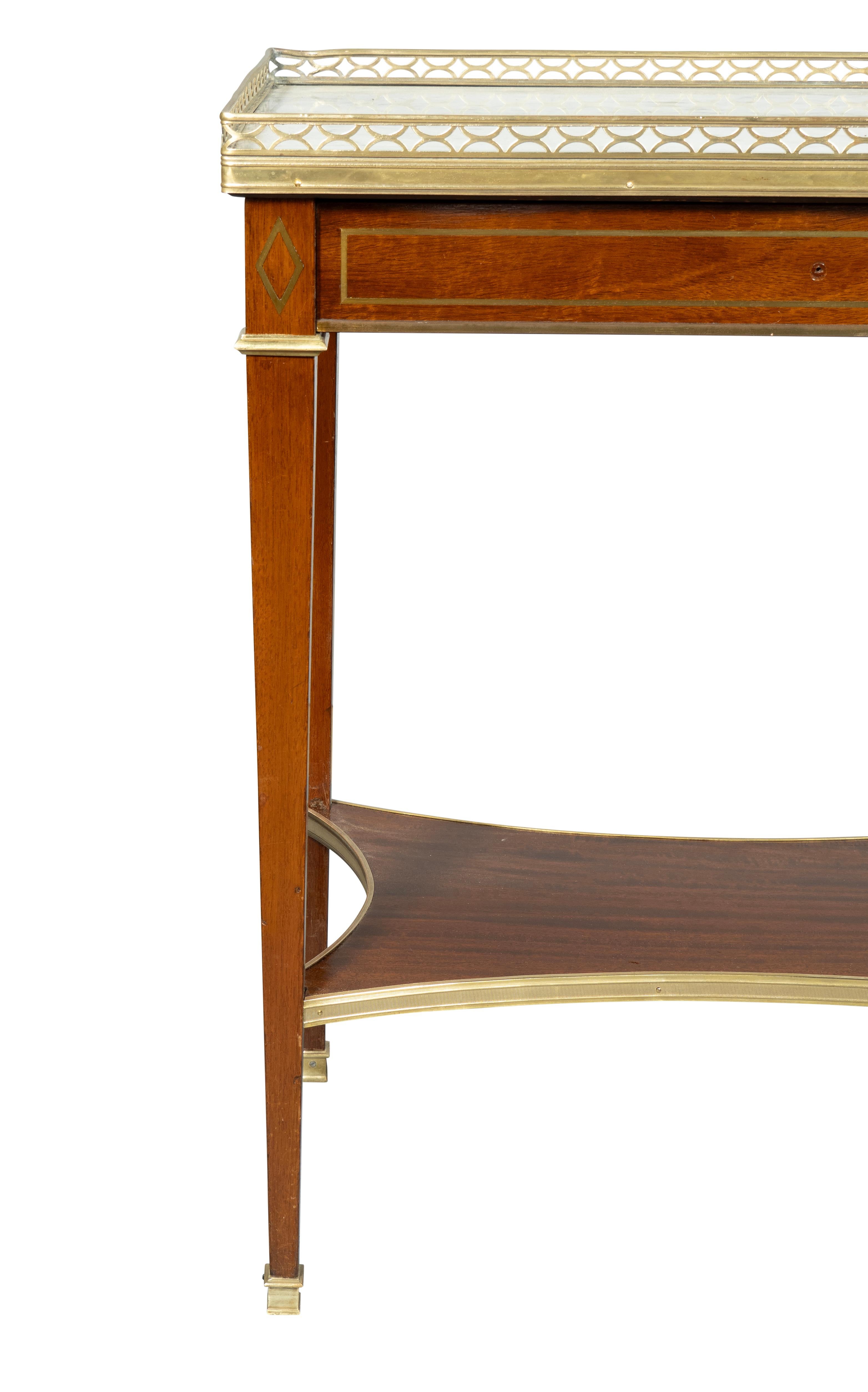 Paire de tables d'appoint de style Louis XVI en acajou et laiton incrusté en vente 4
