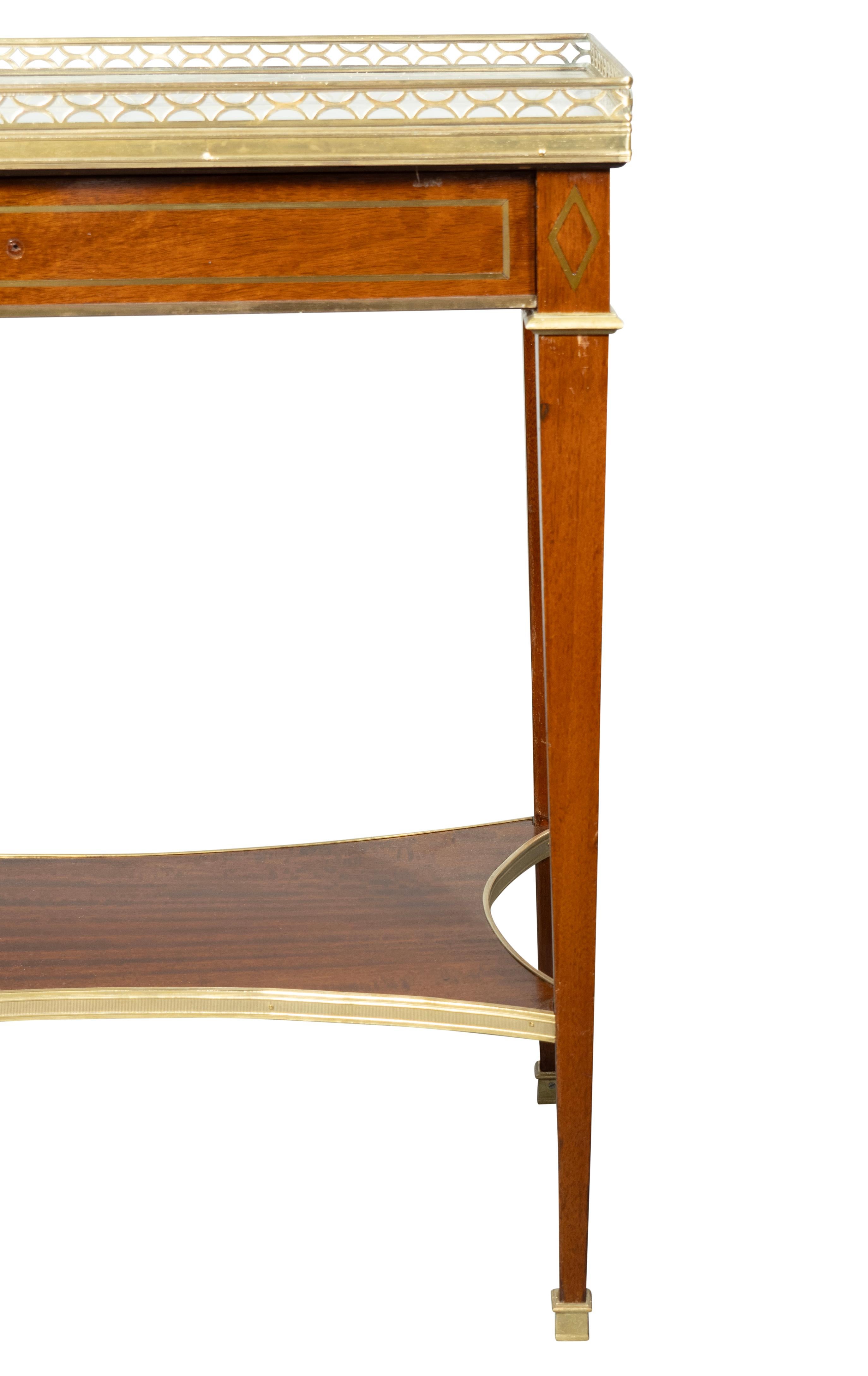Paire de tables d'appoint de style Louis XVI en acajou et laiton incrusté en vente 5