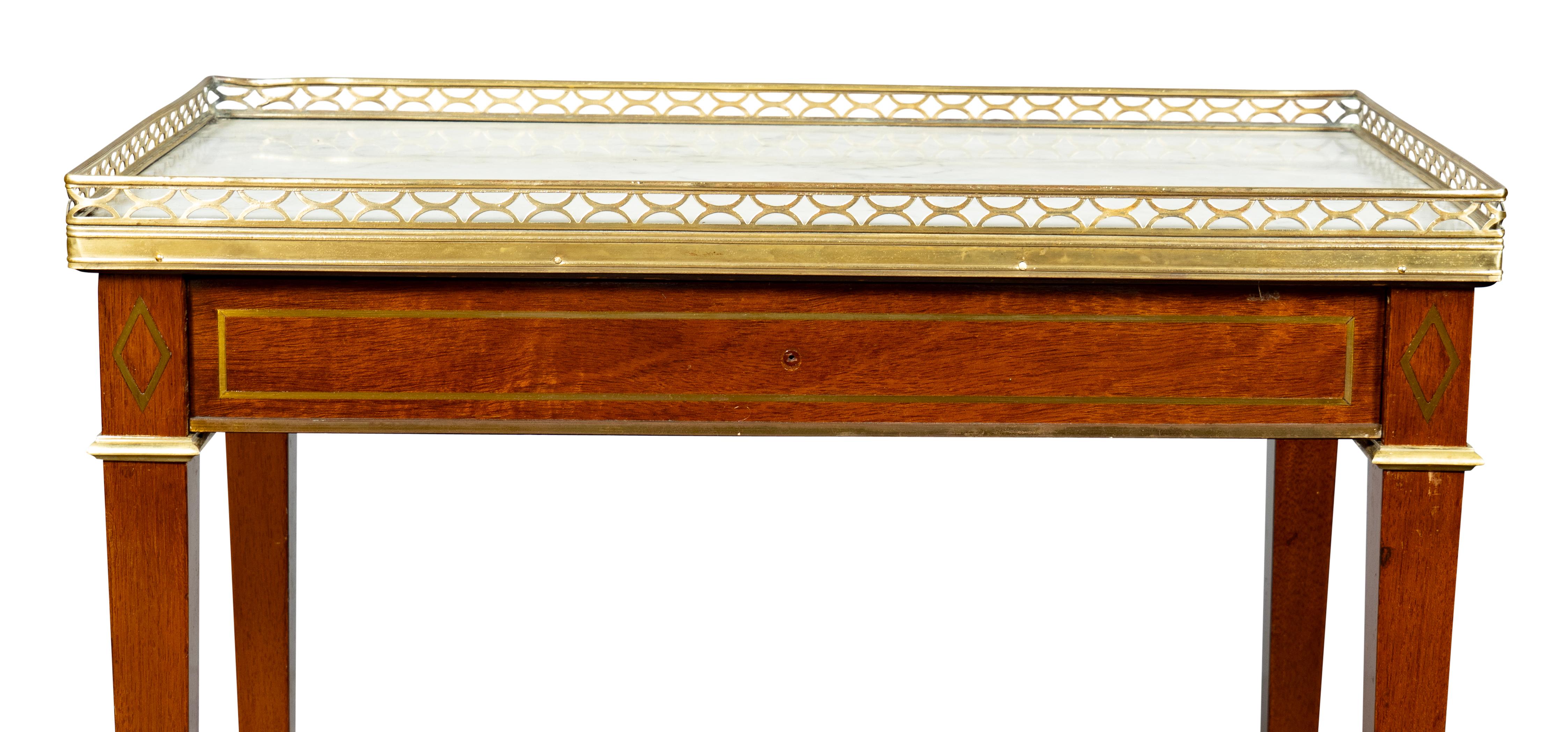 Paire de tables d'appoint de style Louis XVI en acajou et laiton incrusté en vente 6