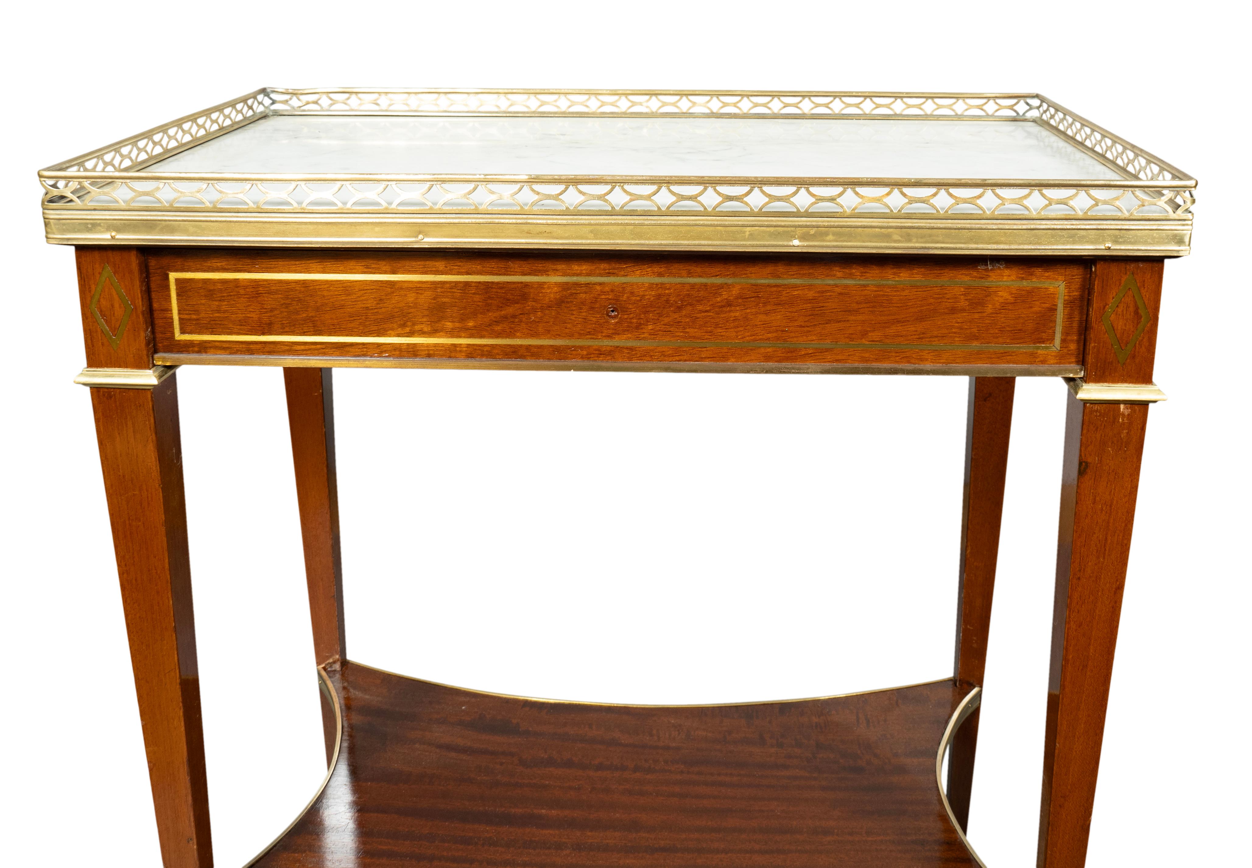 Paire de tables d'appoint de style Louis XVI en acajou et laiton incrusté en vente 7