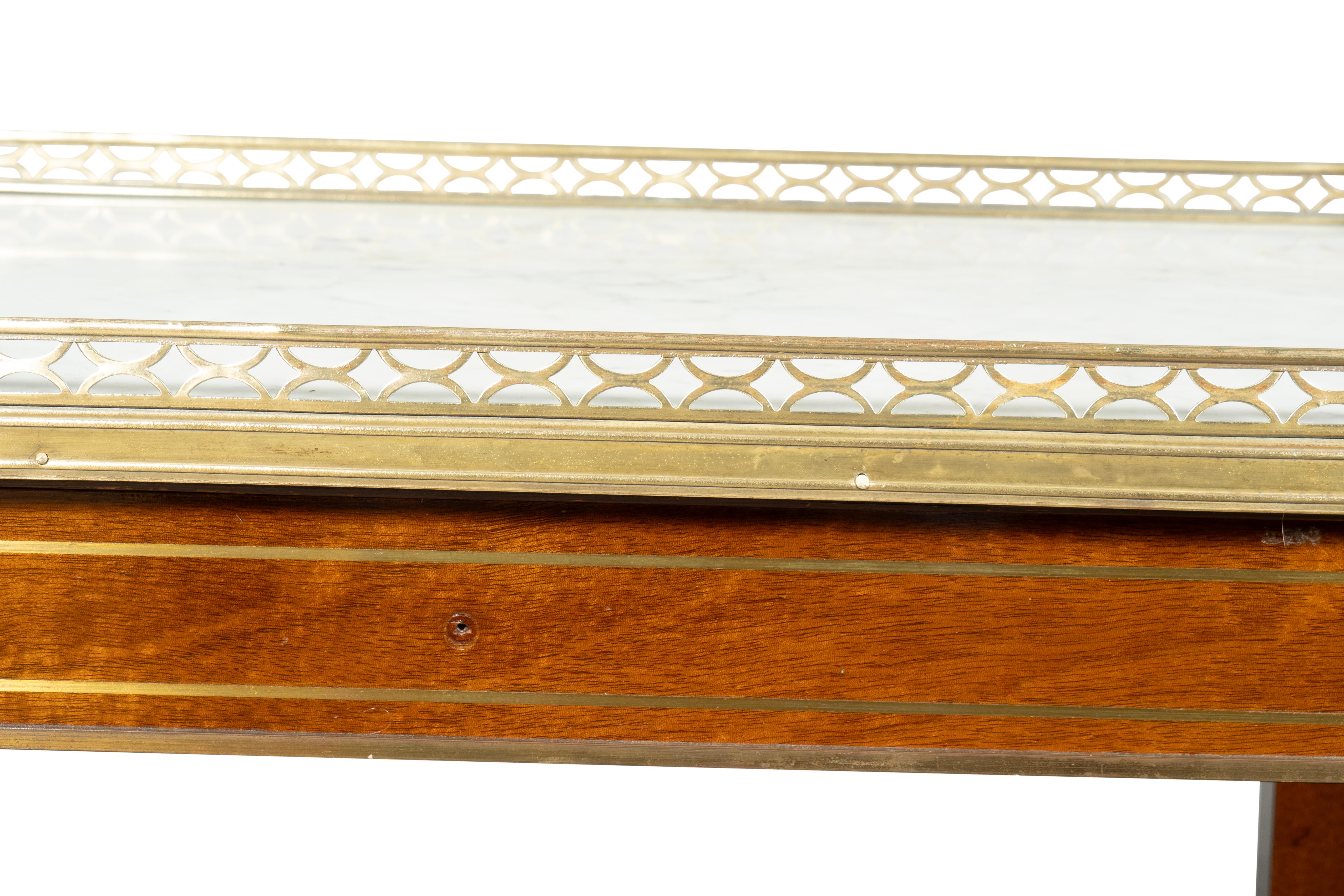 Paire de tables d'appoint de style Louis XVI en acajou et laiton incrusté en vente 8