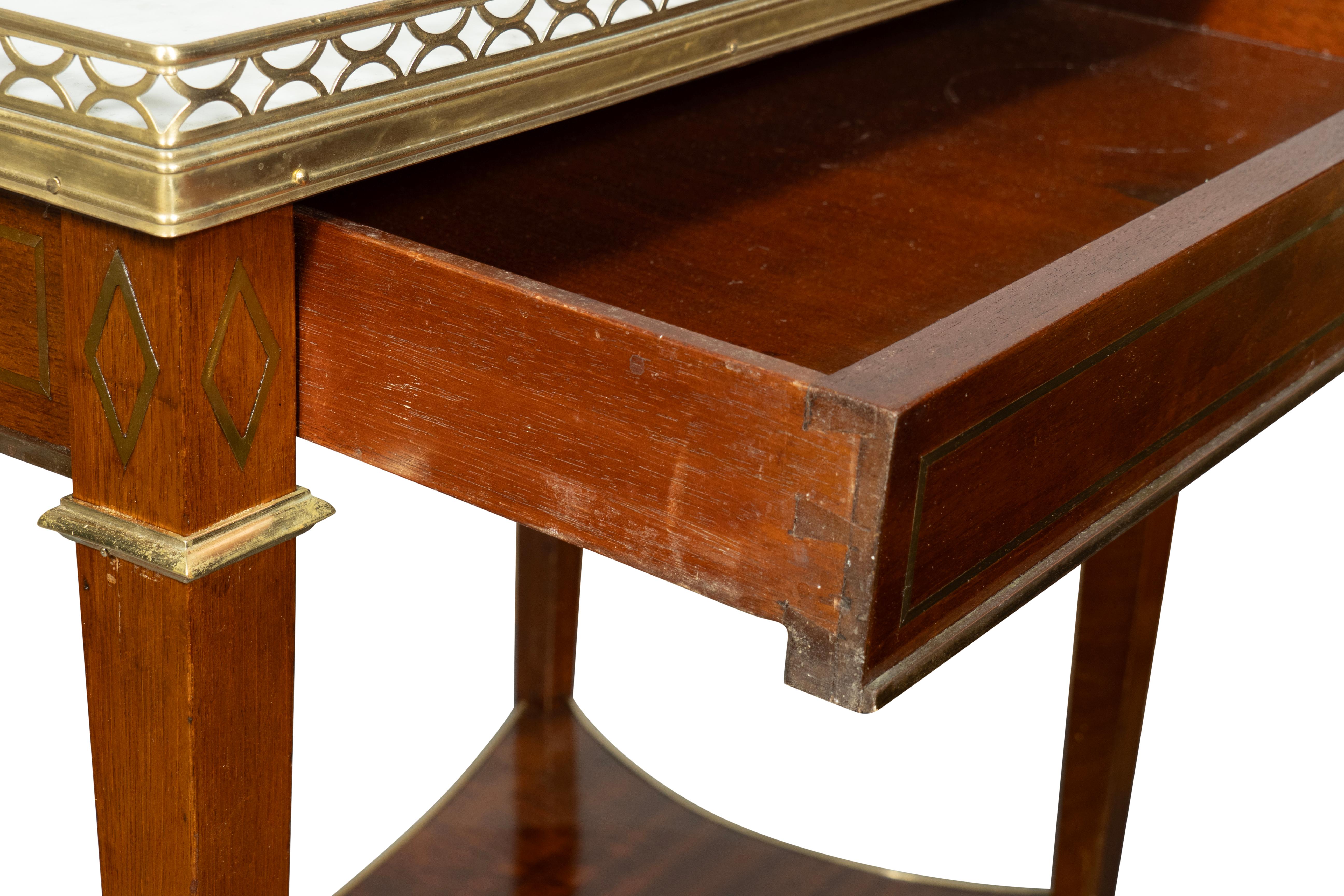 Paire de tables d'appoint de style Louis XVI en acajou et laiton incrusté en vente 9