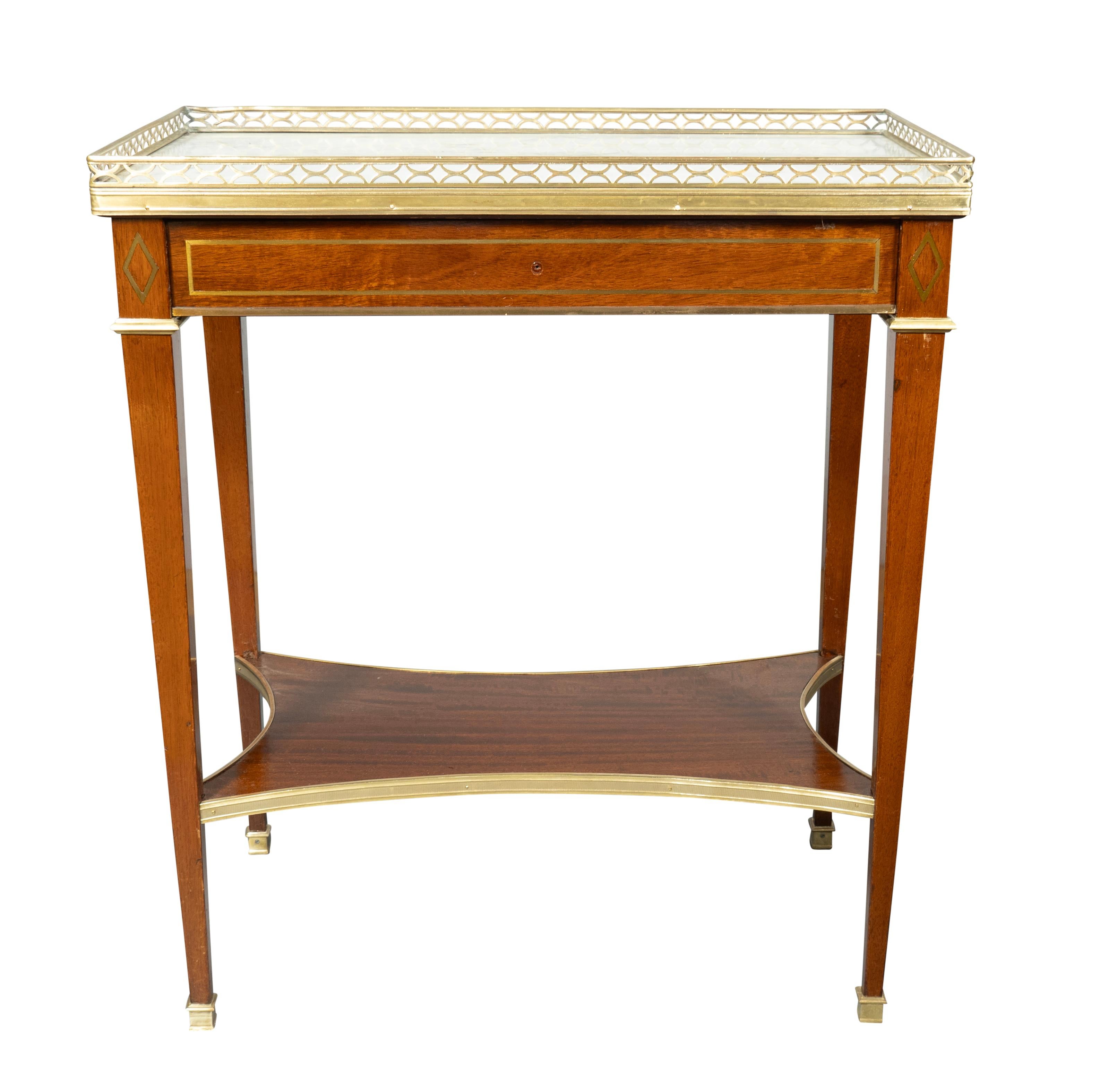 Chacune avec un plateau en marbre blanc et gris clair avec galerie en laiton sur une frise incrustée de laiton avec tiroir. Monté sur des pieds coniques carrés avec une étagère inférieure. Pieds de sabot.