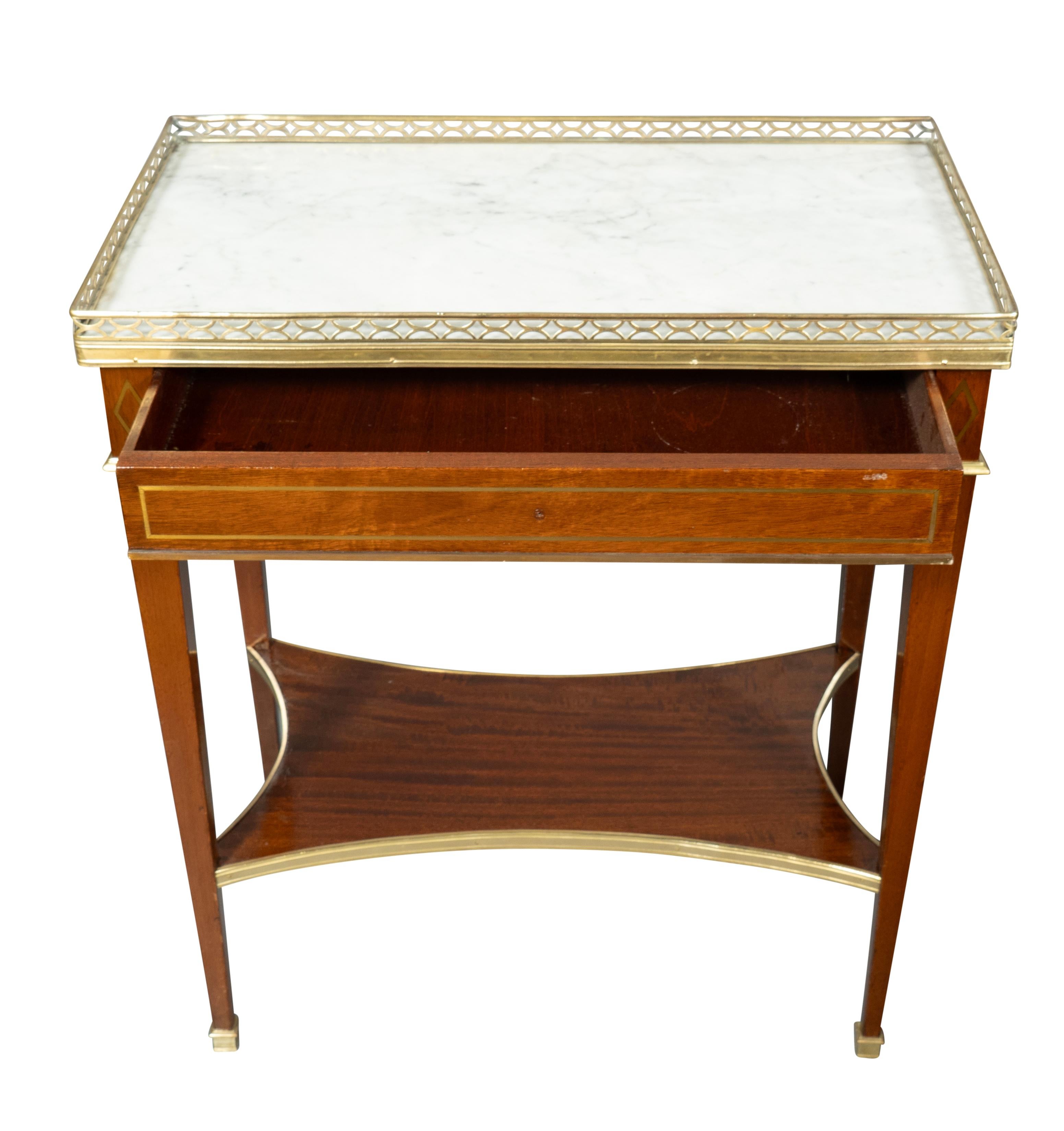 Français Paire de tables d'appoint de style Louis XVI en acajou et laiton incrusté en vente