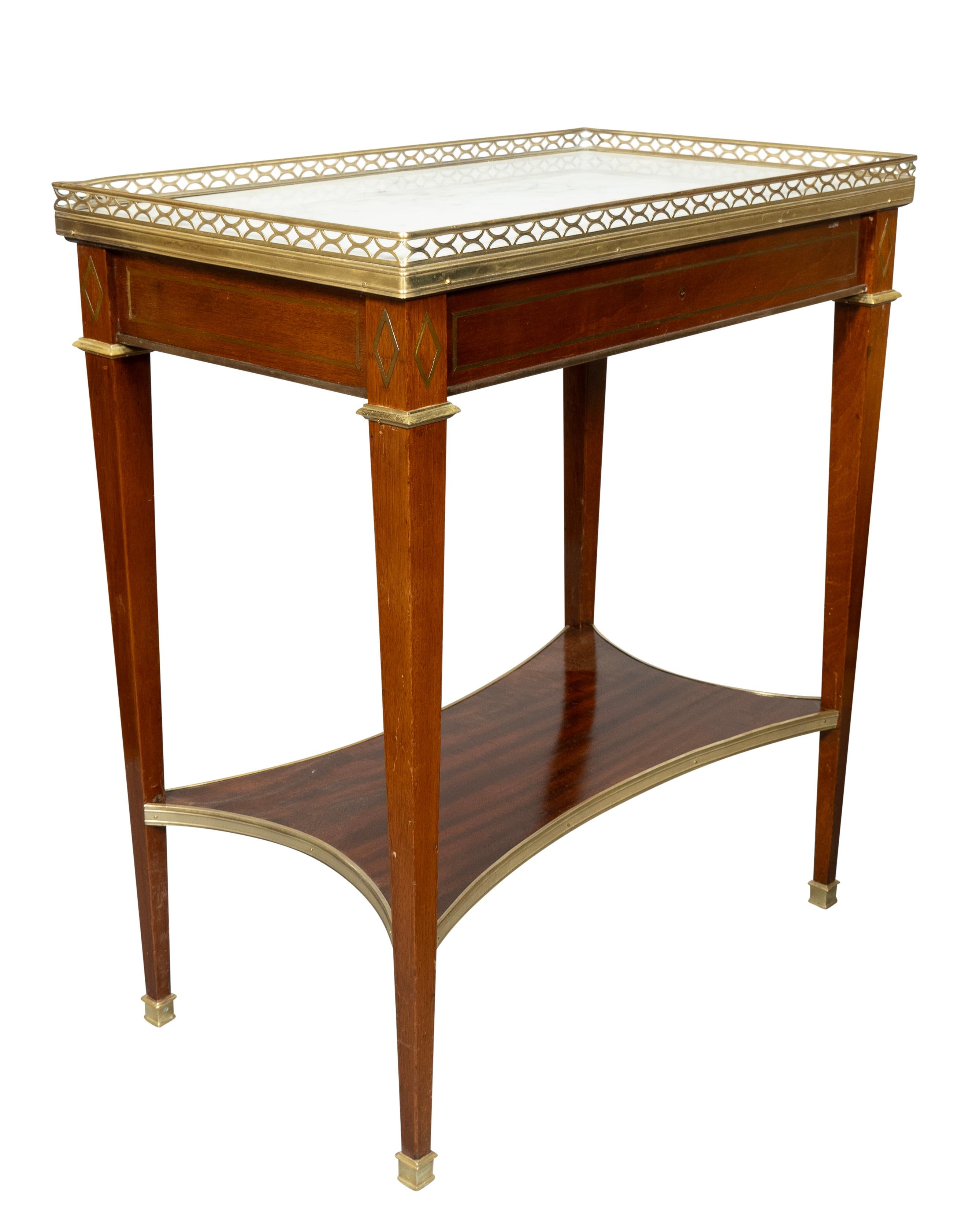 Paire de tables d'appoint de style Louis XVI en acajou et laiton incrusté Bon état - En vente à Essex, MA