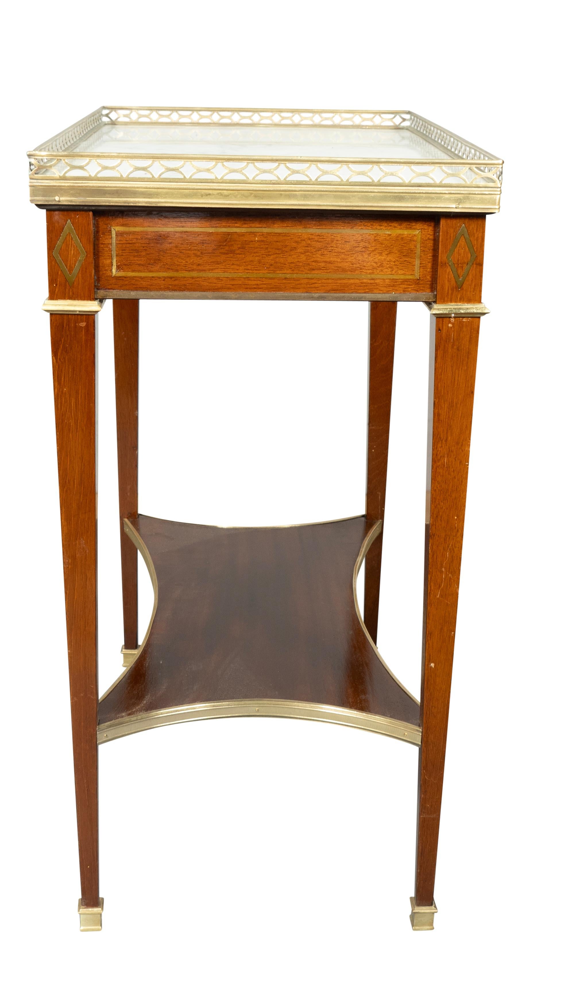 20ième siècle Paire de tables d'appoint de style Louis XVI en acajou et laiton incrusté en vente