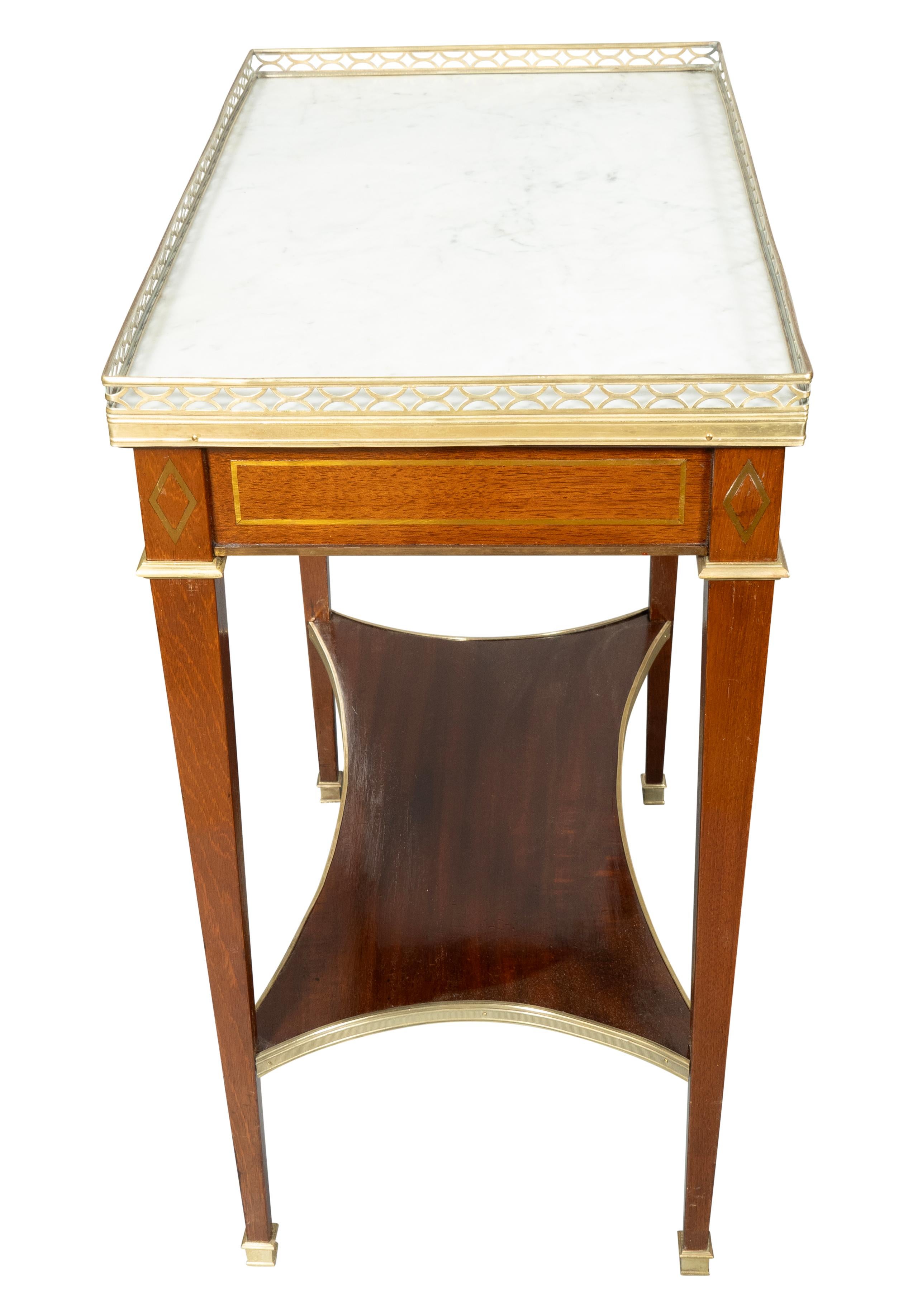 Paire de tables d'appoint de style Louis XVI en acajou et laiton incrusté en vente 1