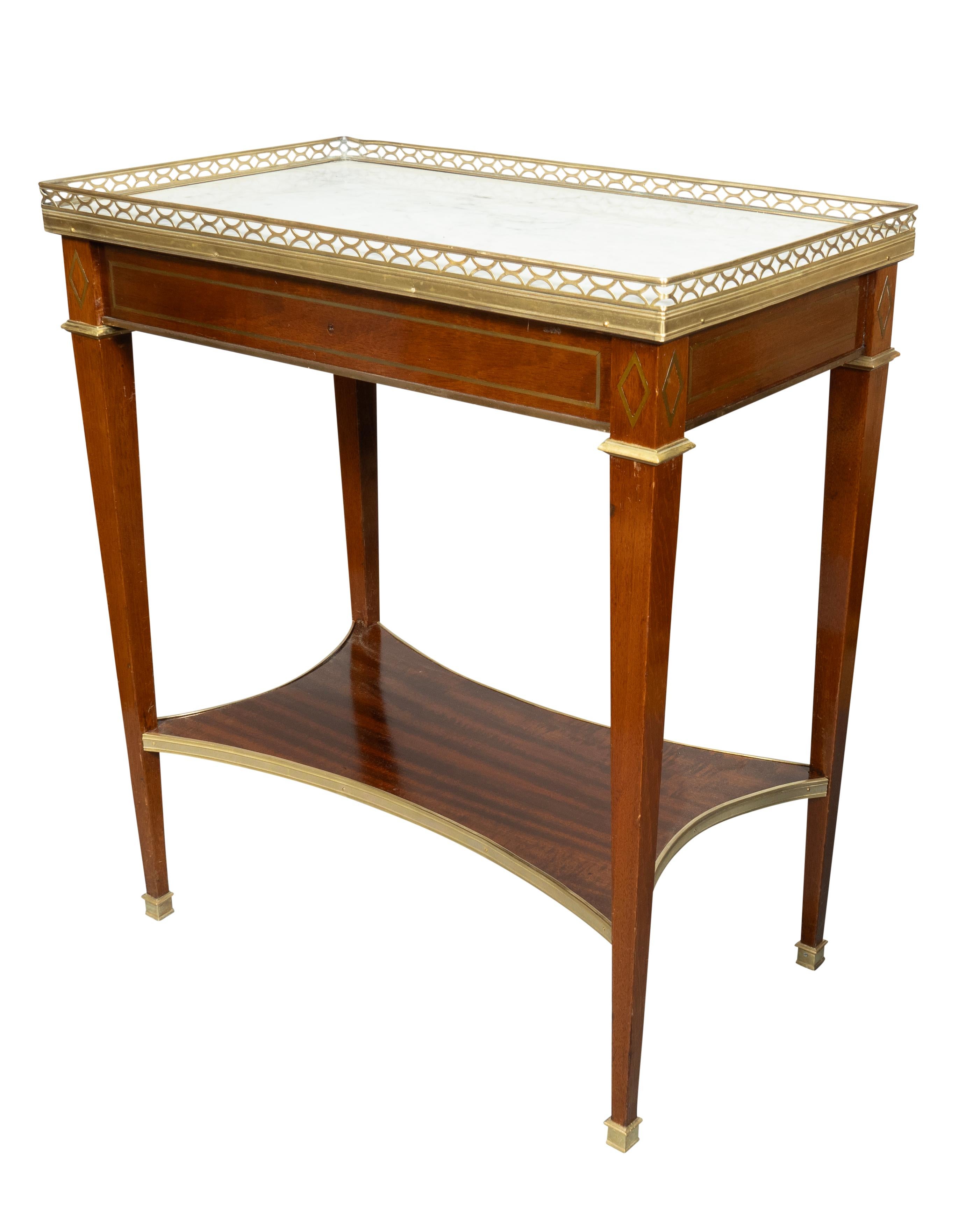 Paire de tables d'appoint de style Louis XVI en acajou et laiton incrusté en vente 2
