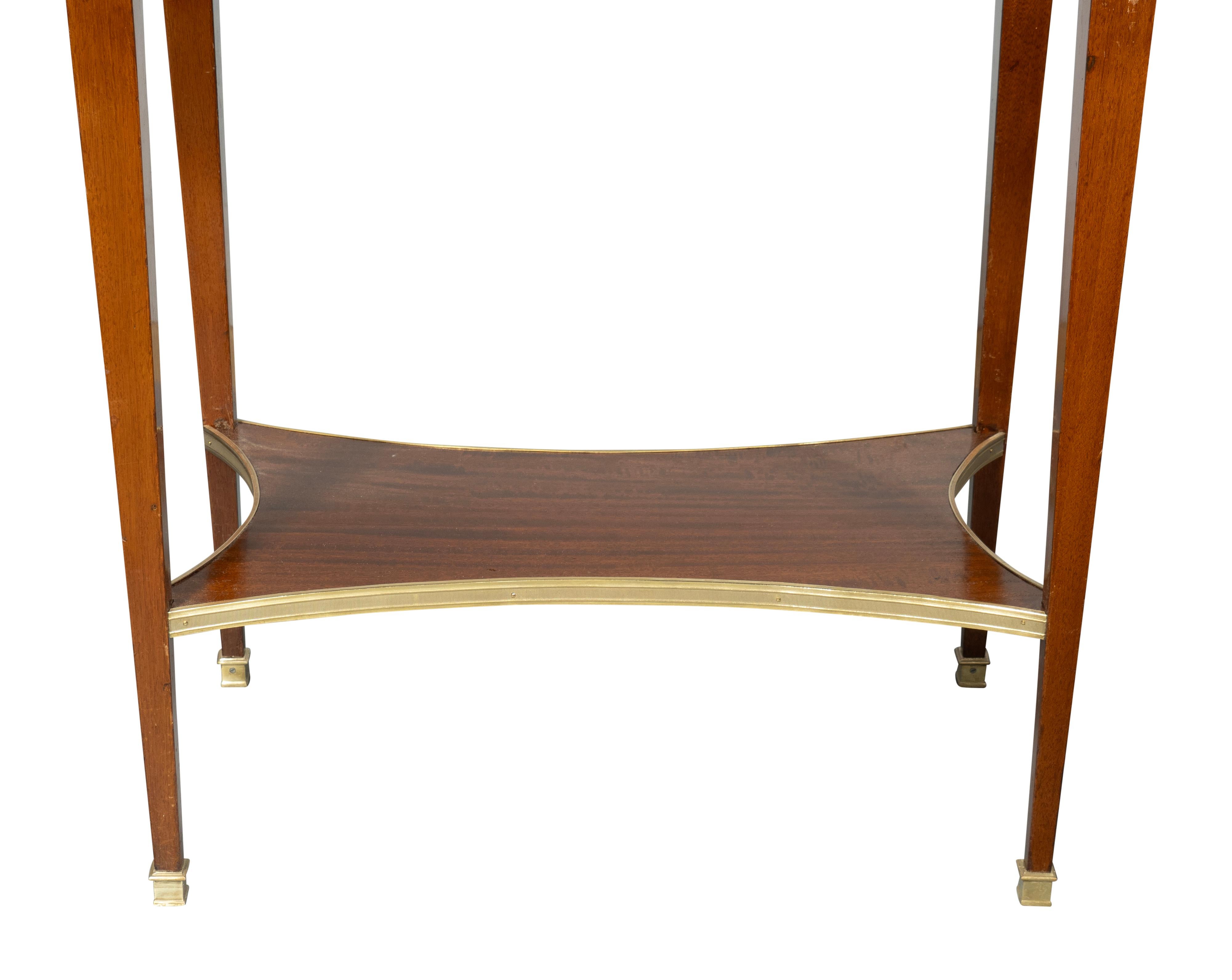 Paire de tables d'appoint de style Louis XVI en acajou et laiton incrusté en vente 3
